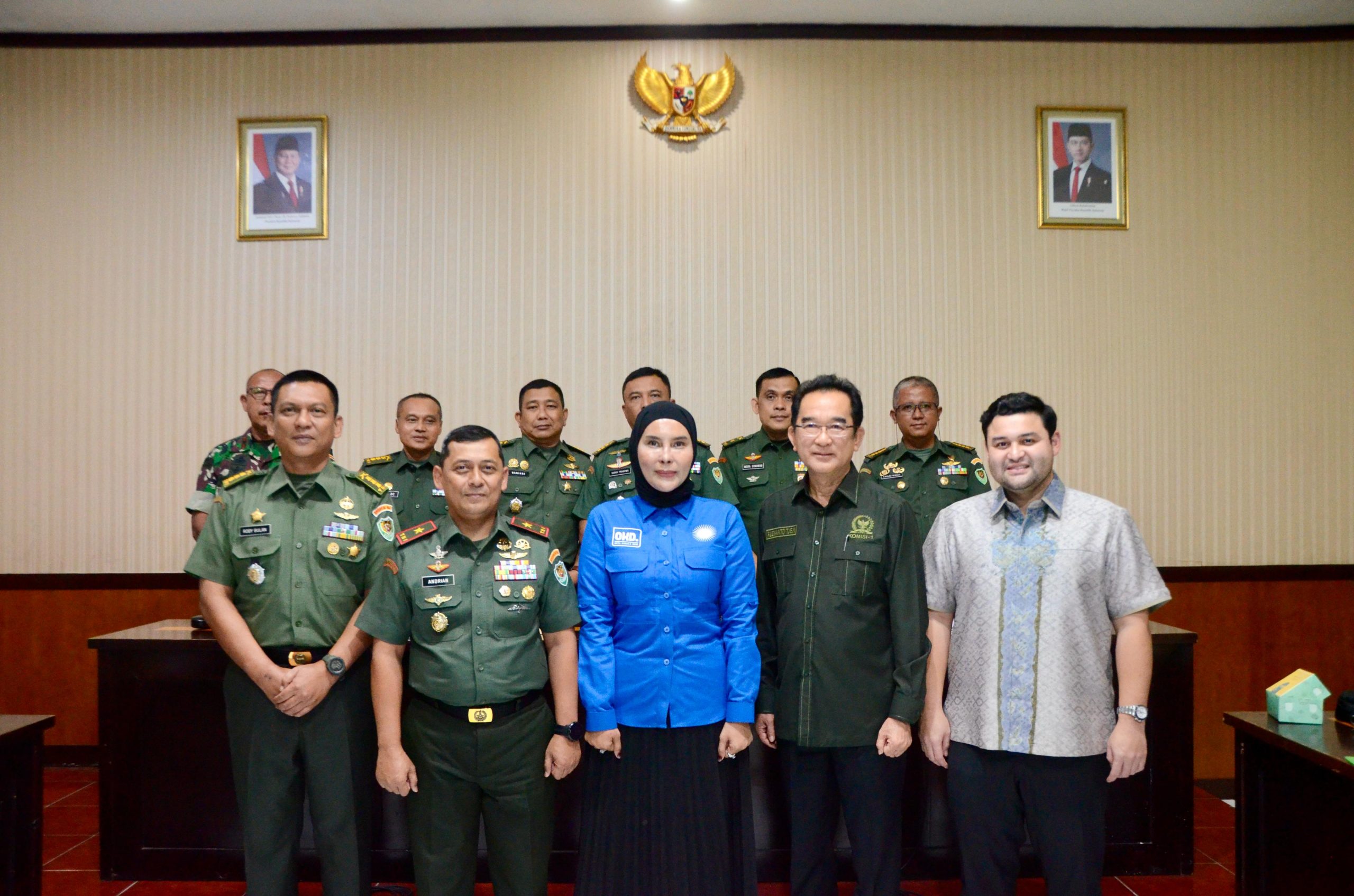 Anggota Komisi I DPR RI Gavriel Putranto Novanto dalam foto bersama saat Kunjungan Kerja Reses Komisi I DPR RI di Serang, Banten, Selasa (15/4/2025). Foto: Bunga/vel.