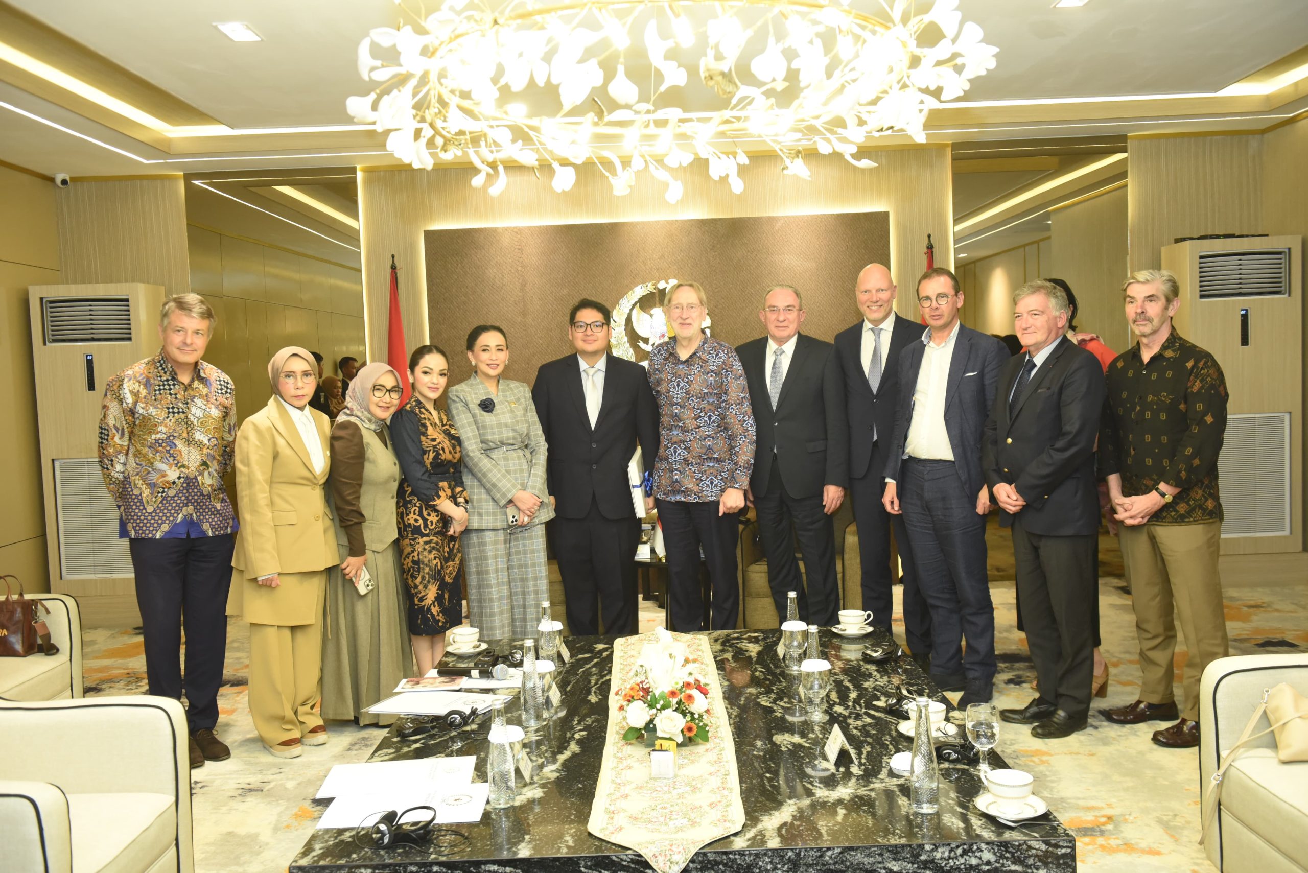 Wakil Ketua BKSAP DPR RI, Ravindra Airlangga didampingi pimpinan dan anggota BKSAP lainnya saat menerima kunjungan dari Delegasi Ketua Komite Perdagangan Internasional (INTA) Parlemen Eropa di Gedung Nusantara II, Senayan, Jakarta, Rabu (16/4/2025). Foto: Jaka/vel.
