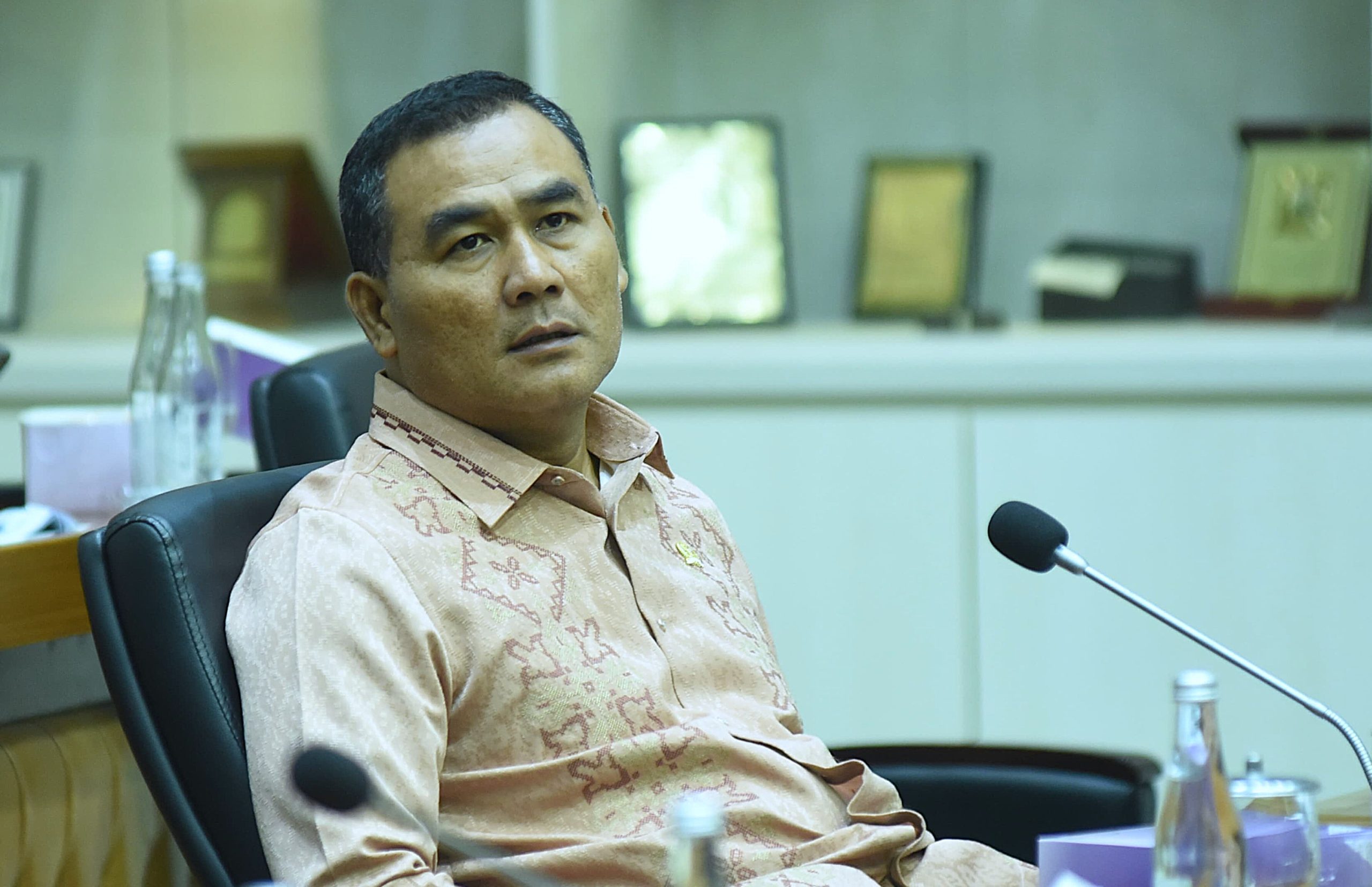 Anggota Badan Legislasi (Baleg) DPR RI, Edison Sitorus dalam Rapat Dengar Pendapat (RDP) Baleg DPR RI dengan PT Pupuk Indonesia, PT Pertamina, PT PLN, dan Perum Bulog mengenai Rancangan Undang-Undang tentang Perubahan atas Undang-Undang Nomor 16 Tahun 1997 tentang Statistik (RUU Statistik), yang berlangsung di Kompleks Parlemen, Senayan, Jakarta, Kamis (24/4/2025). Foto : Jaka/Andri.
