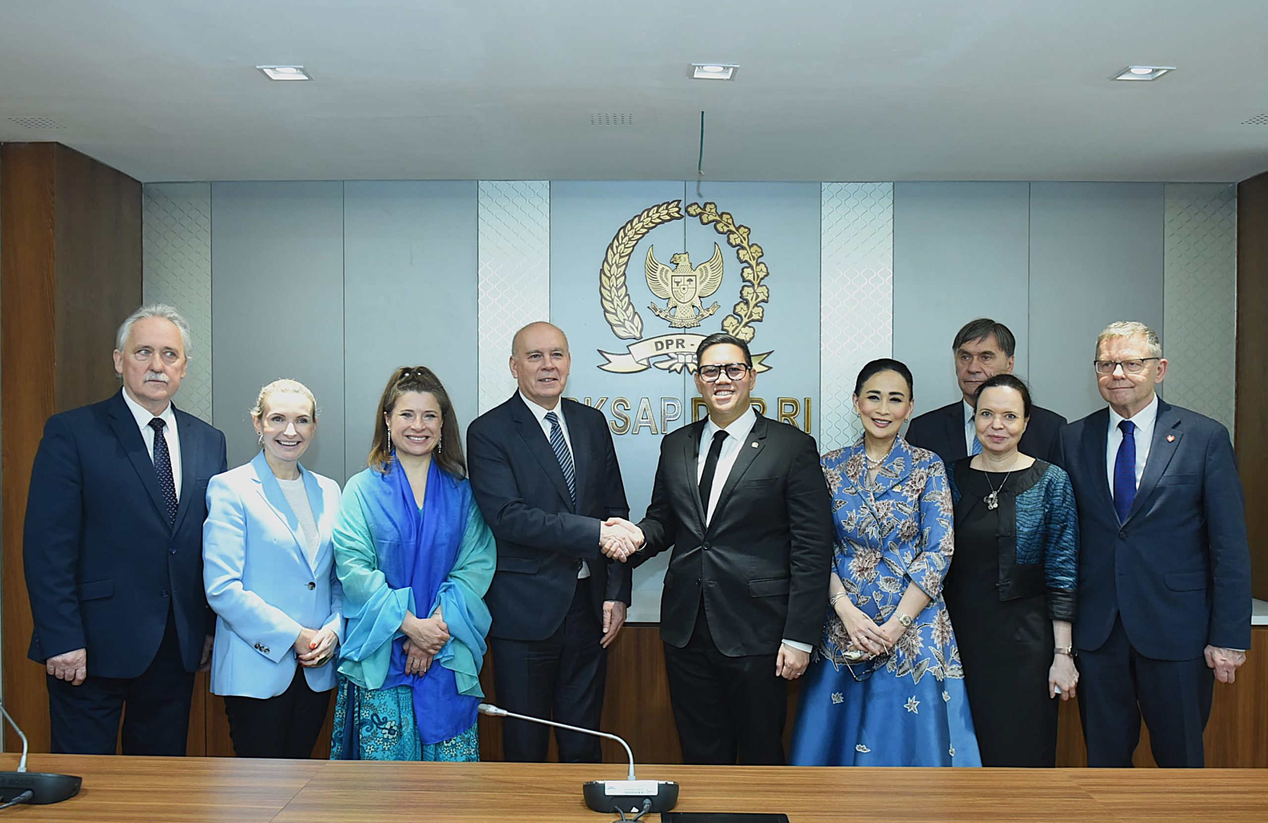 Ketua Grup Kerja Sama Bilateral (GKSB) DPR RI dengan Parlemen Polandia Dave Akbarshah Fikarno Laksono foto bersama usai menerima courtesy call Parlemen Polandia di Ruang Diplomasi BKSAP, Gedung Nusantara III DPR RI, Senayan, Jakarta, Selasa (8/4/2025). Foto : Jaka/Andri.