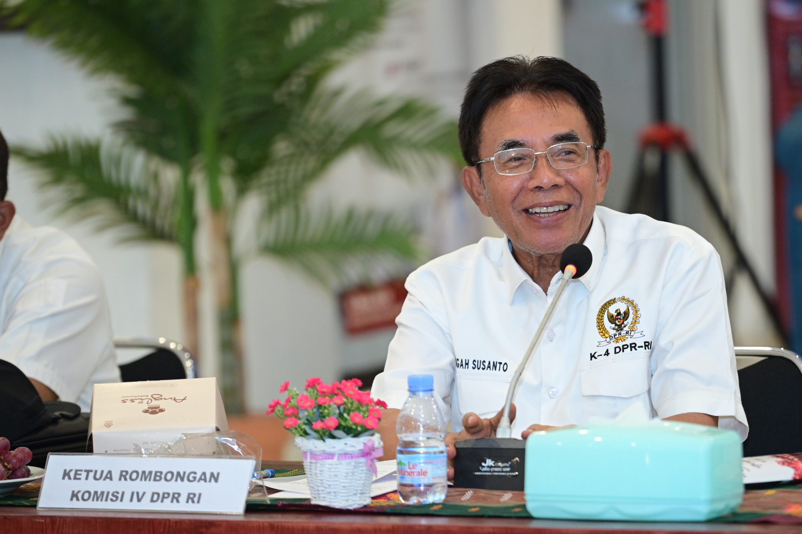 Wakil Ketua Komisi IV DPR RI, Panggah Susanto saat memimpin kunjungan kerja reses Komisi IV DPR RI ke Kantor Pelabuhan Perikanan Samudera Belawan di Medan, Sumatera Utara, Kamis (10/4/2025). Foto : Farhan/Andri.