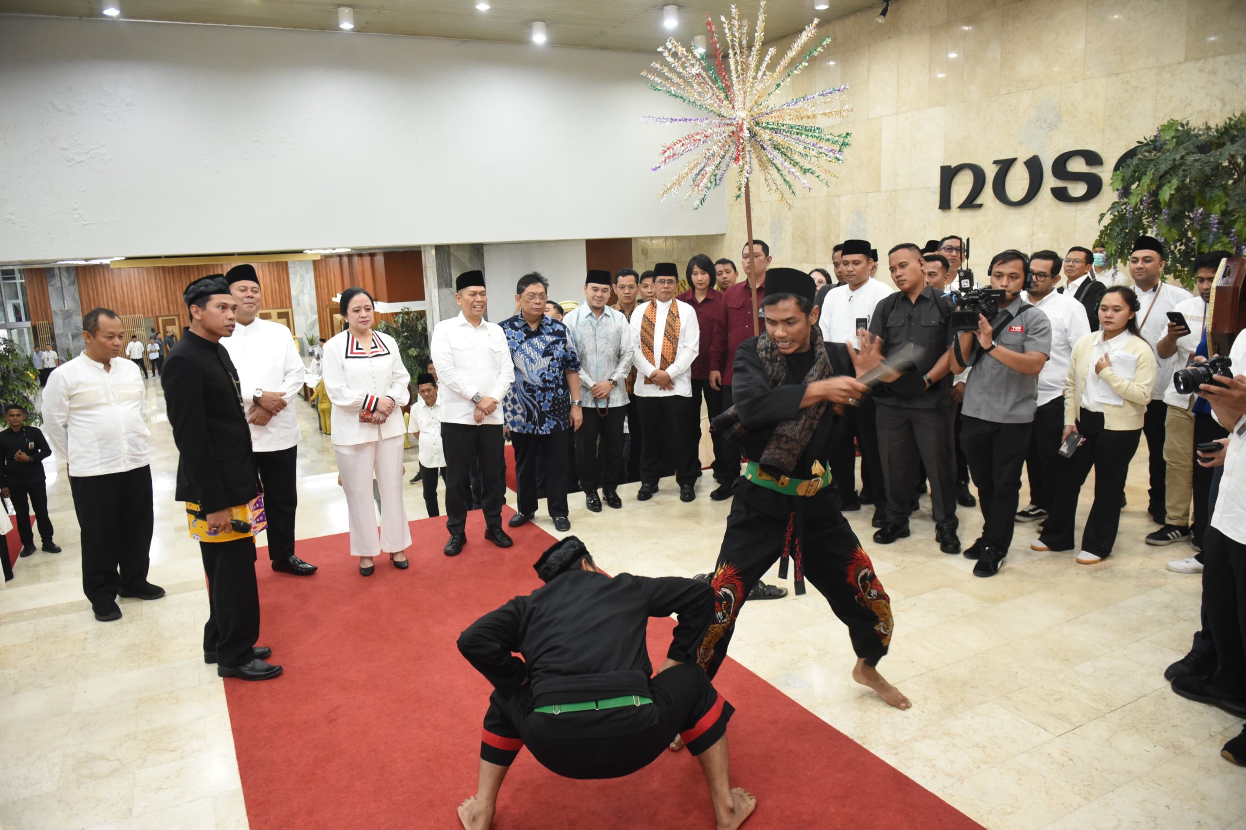 Ketua DPR RI Dr. (H.C) Puan Maharani didampingi oleh Wakil Ketua DPR RI Cucun Ahmad Syamsurijal dan Adies Kadir, menghadiri acara halalbihalal di Gedung Nusantara IV, Senin (14/4/2025). Foto: Jaka/vel.