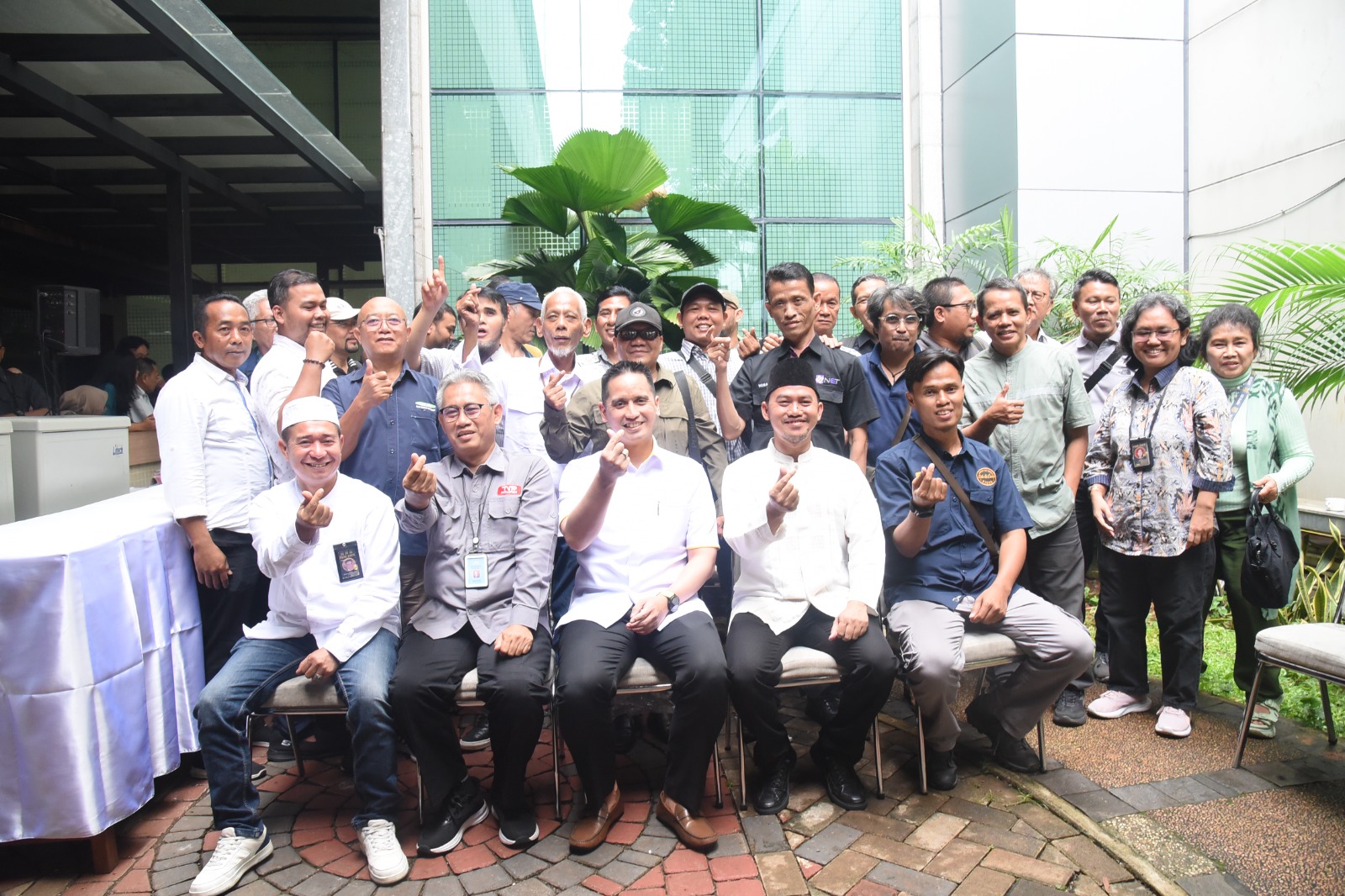 Anggota Komisi VI DPR RI dari Fraksi Partai Golkar, Firnando H. Ganinduto dalam foto bersama saat acara Halalbihalal KWP 2025 di Gedung Nusantara II, Kompleks Parlemen, Senayan, Jakarta, Selasa (15/4/2025). Foto: Arief/vel.