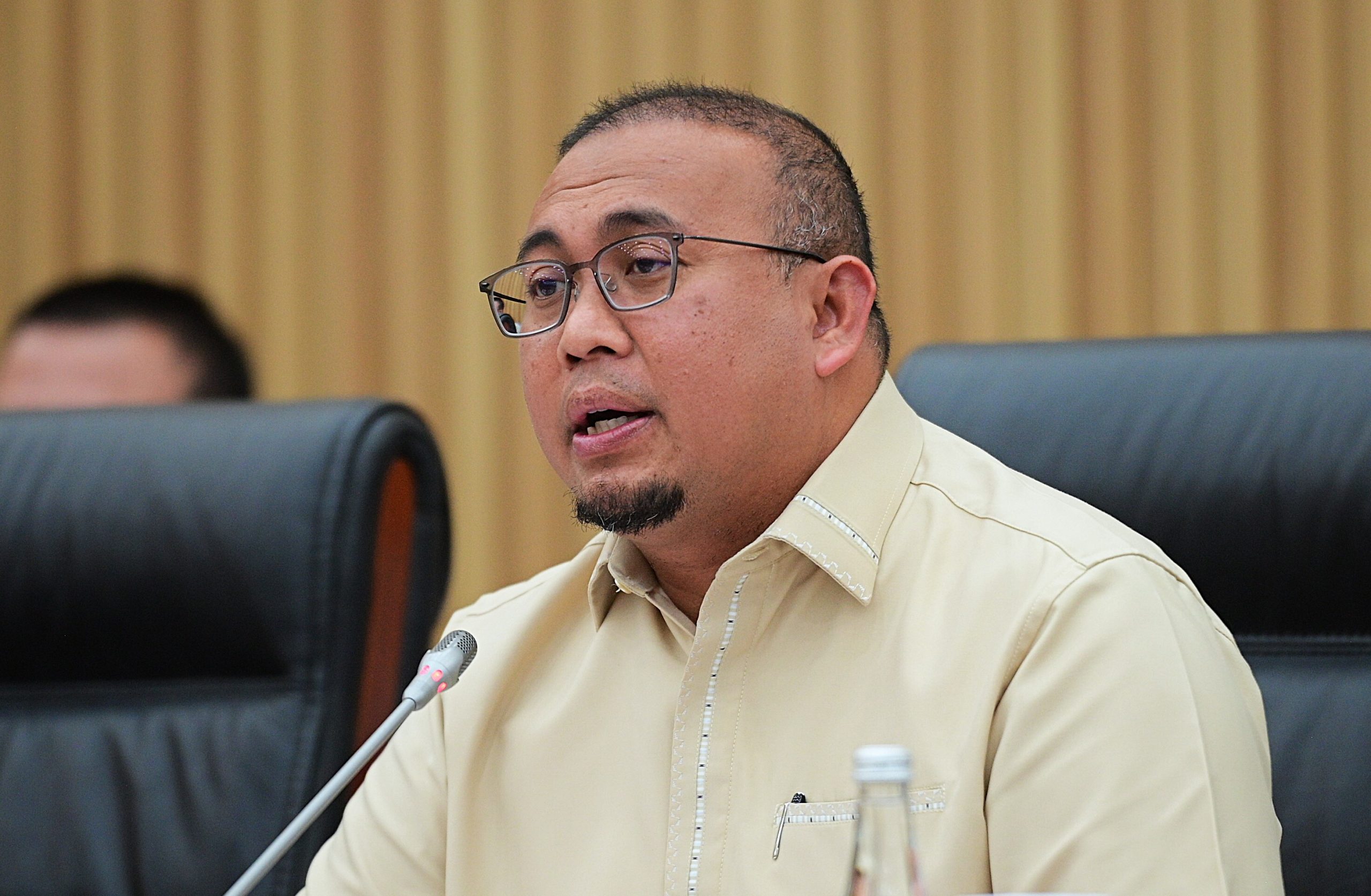 Wakil Ketua Komisi VI DPR RI Andre Rosiade saat memimpin agenda Rapat Dengar Pendapat dengan Direktur Utama Perum Jasa Tirta I Fahmi Hidayat dan Direktur Utama Perum Jasa Tirta II Imam Santoso beserta subholding di Gedung Nusantara I, Senayan, Jakarta, Rabu (23/4/2025). Foto : Hans/Andri.