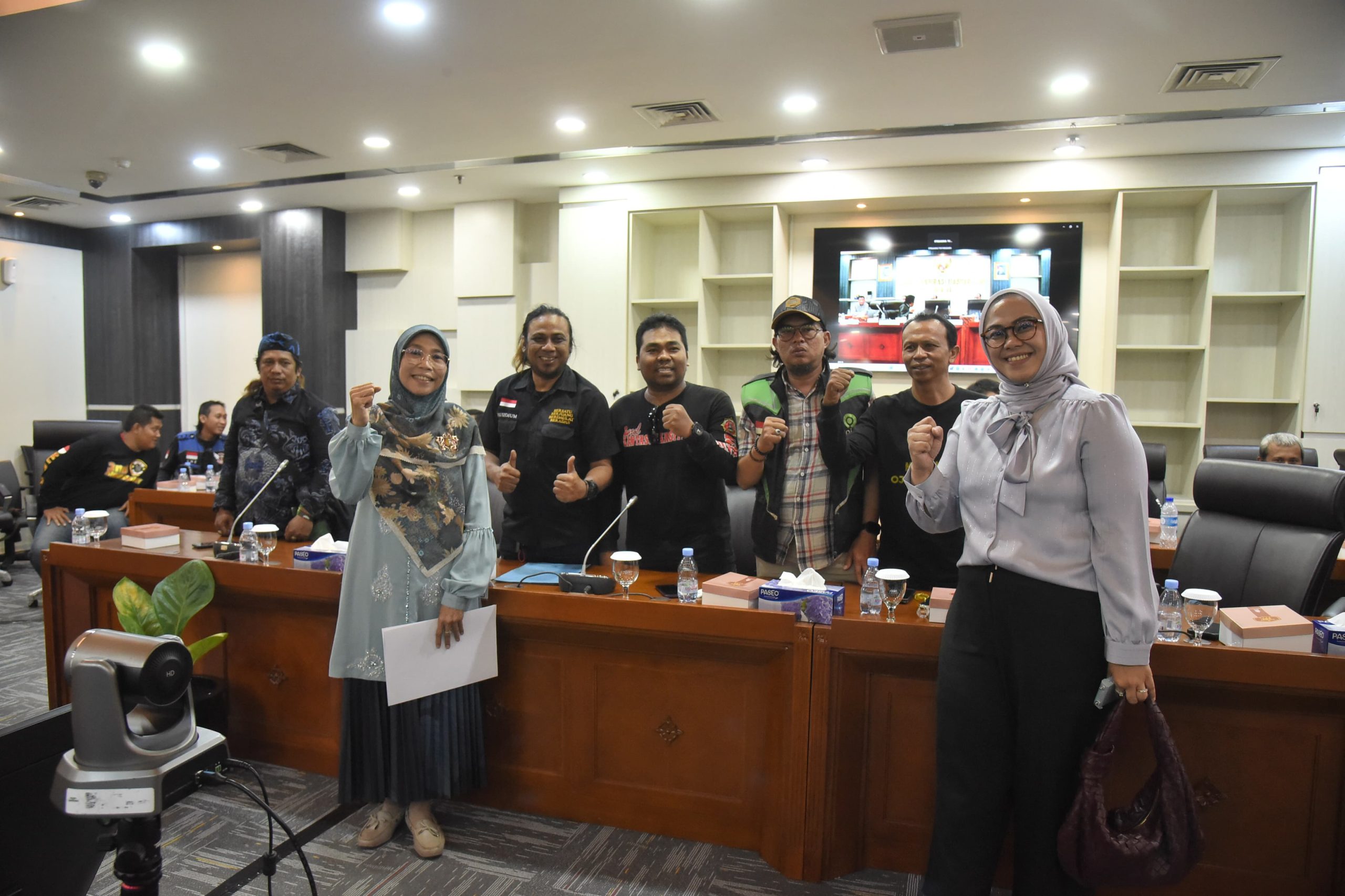Ketua Badan Aspirasi Masyarakat (BAM) DPR RI, Netty Prasetiyani Aher, dalam foto bersama usai rapat dengar pendapat bersama perwakilan Koalisi Ojol Nasional, di DPR RI, Senayan, Jakarta, Rabu, (23/4/2025). Foto: Dep/vel.