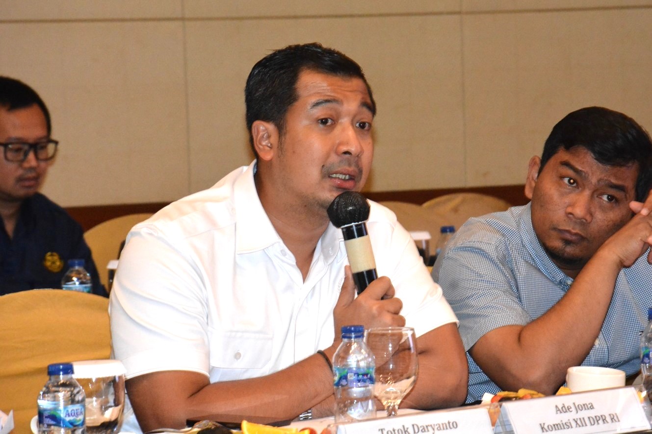 Anggota Komisi XII DPR RI Ade Jona Prasetyo, saat mengikuti pertemuan Kunker Komisi XII DPR RI Deli Serdang, Sumatera Utara, Senin (14/4/2025). Foto: Ayu/vel.