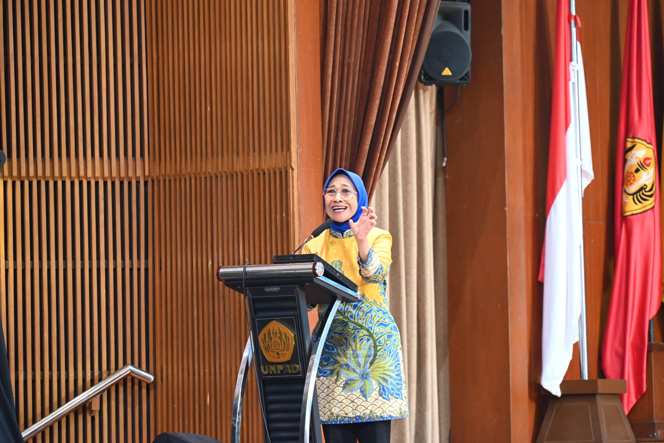Ketua Komisi X DPR RI, Hetifah Sjaifudian, saat menghadiri acara Parlemen kampus di Universitas Padjadjaran, Bandung Jawa Barat, Rabu (16/04/2025). Foto: Balggys/vel.