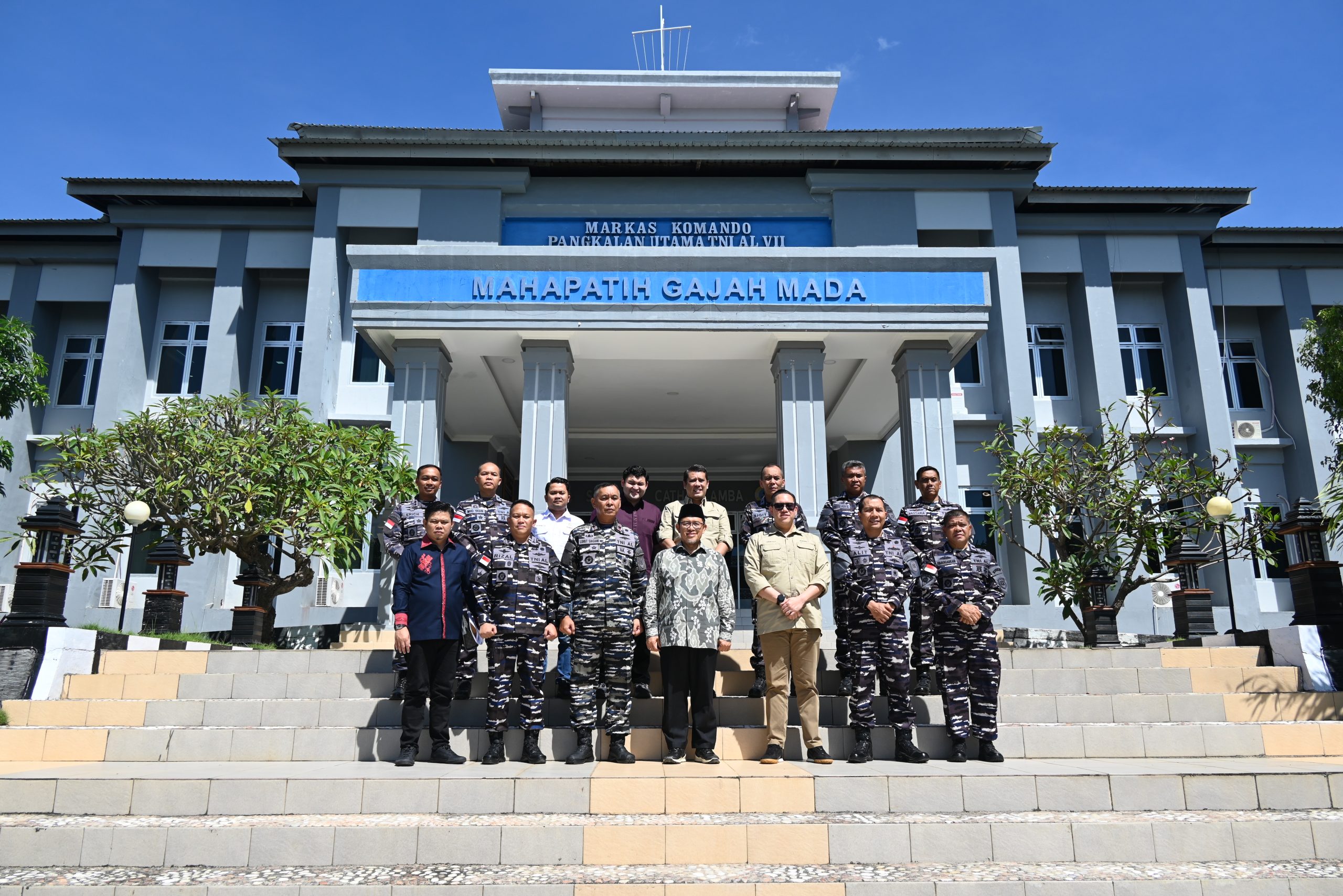 Wakil Ketua Komisi I DPR RI Dave Akbarshah Fikarno Laksono bersama tim saat Kunjungan Kerja Komisi I ke Kupang, NTT, Jumat (25/4/2025). Foto: Galuh/vel.