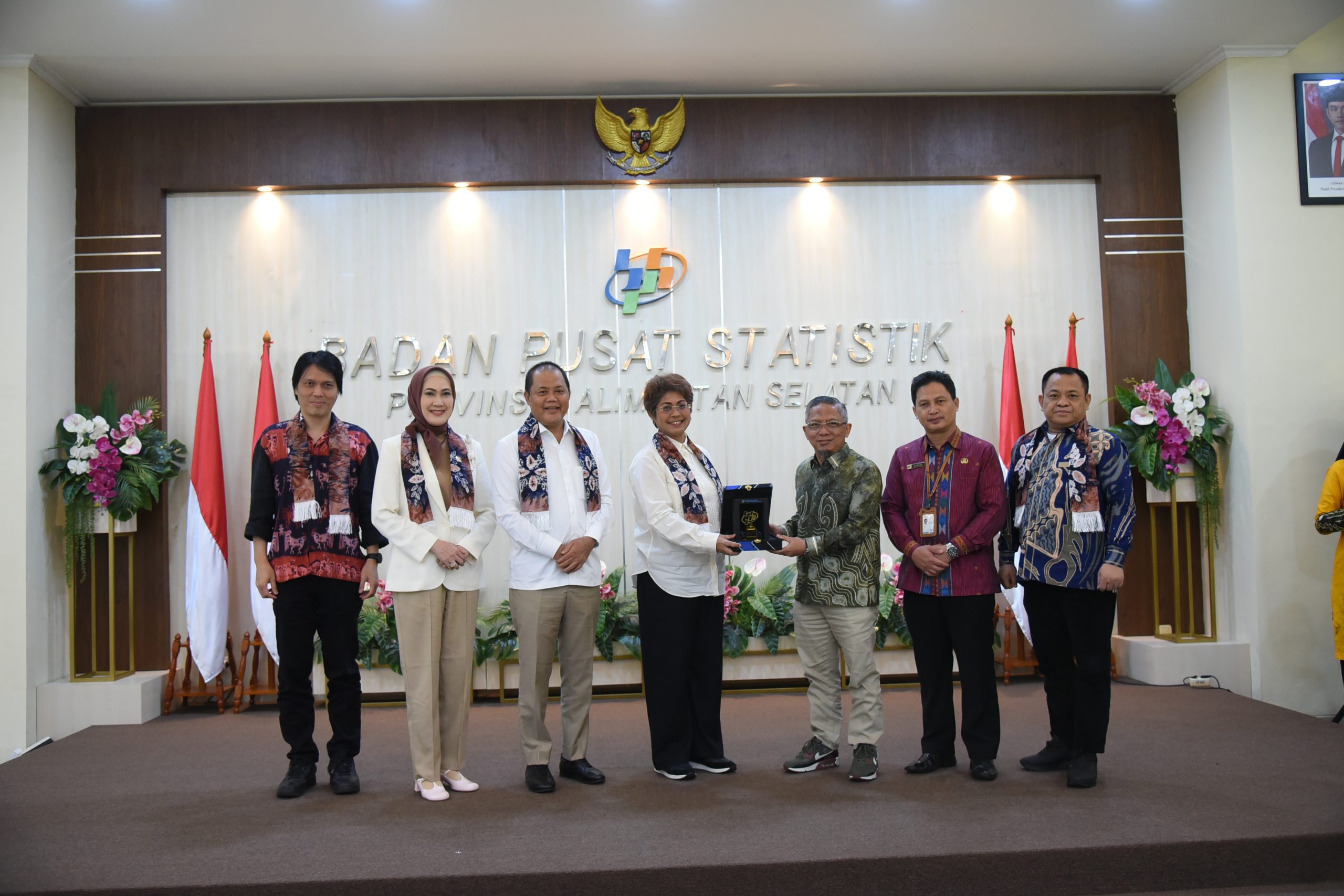 Anggota Komisi X DPR RI, Mercy Chriesty Barends, saat bertukar cenderamata dalam kunjungan kerja Komisi X ke BPS Provinsi Kalimantan Selatan, Jumat (11/4/2025). Foto: Ica/vel.