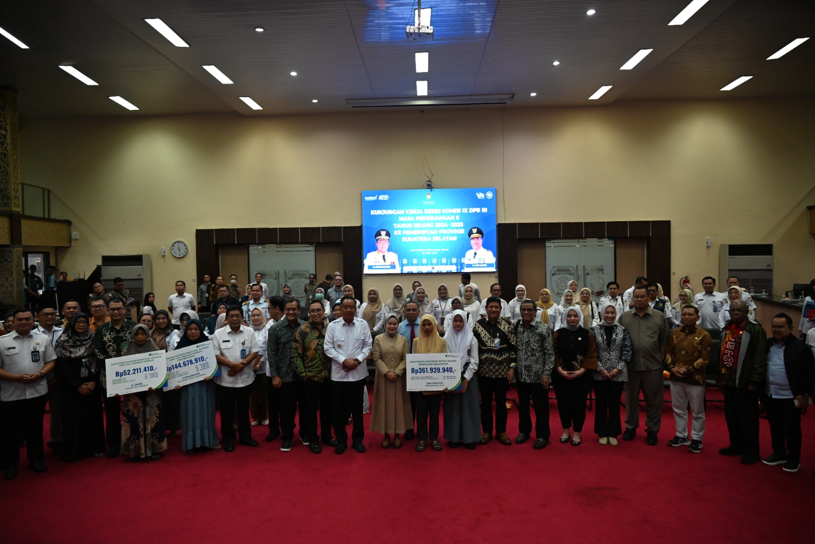 Anggota Komisi IX DPR RI Sri Meliyana dalam foto bersama usai memimpin pertemuan di Kantor Gubernur Sumsel, Palembang, Kamis (16/4/2025). Foto: Wilga/vel.