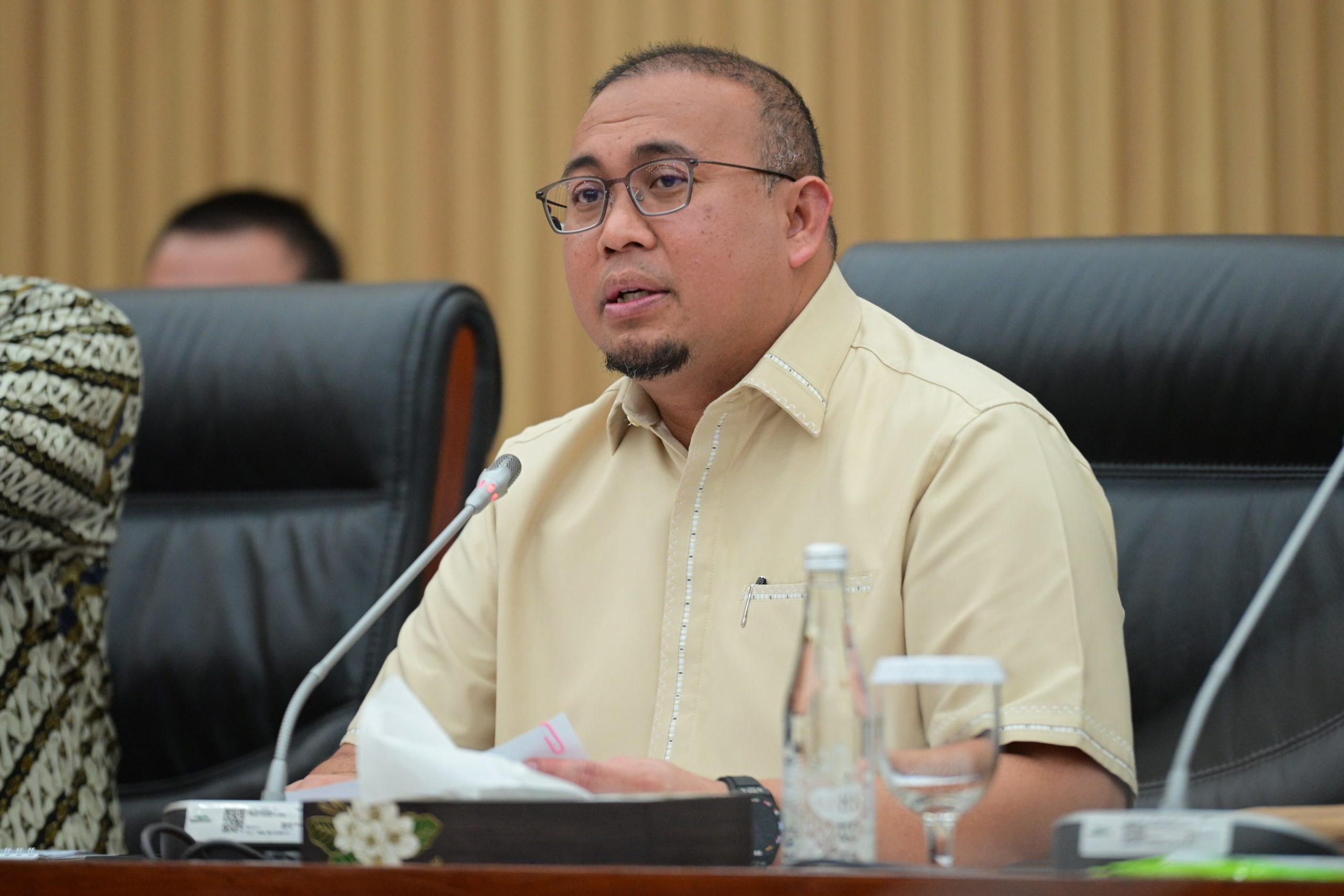 Wakil Ketua Komisi VI DPR RI Andre Rosiade saat memimpin agenda Rapat Dengar Pendapat dengan Direktur Utama Perum Jasa Tirta I Fahmi Hidayat dan Direktur Utama Perum Jasa Tirta II Imam Santoso beserta subholding di Gedung Nusantara I, Senayan, Jakarta, Rabu (23/4/2025). Foto : Farhan/Andri.