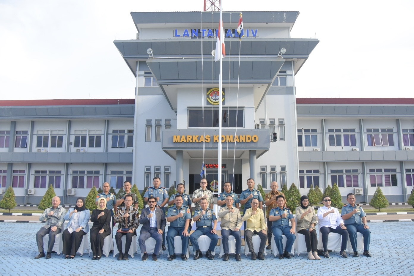Anggota Komisi I DPR RI, Junico BP Siahaan, bersama tim saat Kunjungan Kerja Spesifik ke Pangkalan Utama TNI Angkatan Laut (Lantamal) IV Batam, Kepulauan Riau, Kamis (24/4/2025). Foto: Ubed/vel.