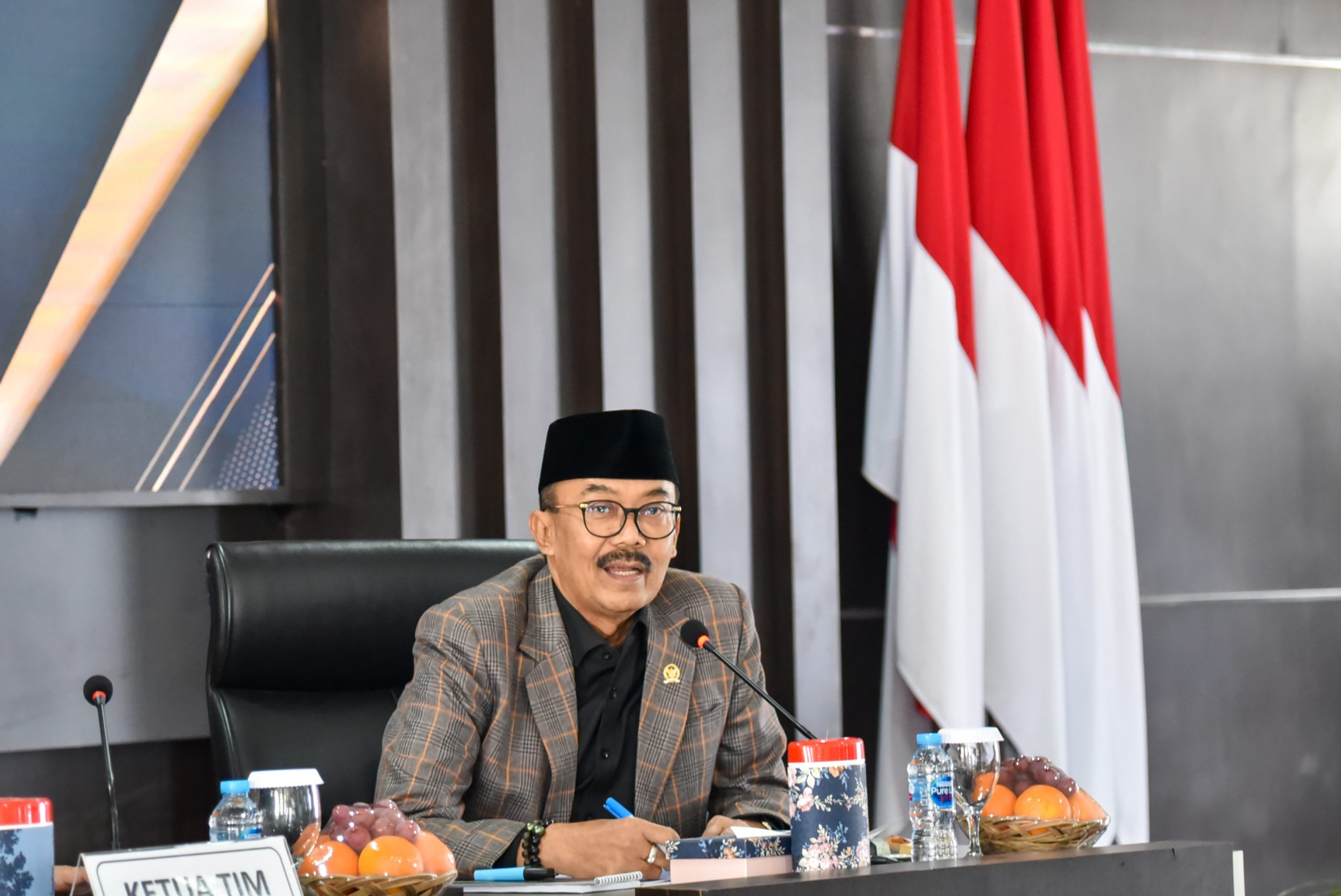 Wakil Ketua MKD DPR RI Agung Wuryantoro dalam sosialisasi mengenai penggunaan Tanda Nomor Kendaraan Bermotor (TNKB) khusus untuk Anggota DPR di Polresta Bogor, Jawa Barat, Kamis (15/5/2025). Foto: Safitri/vel.