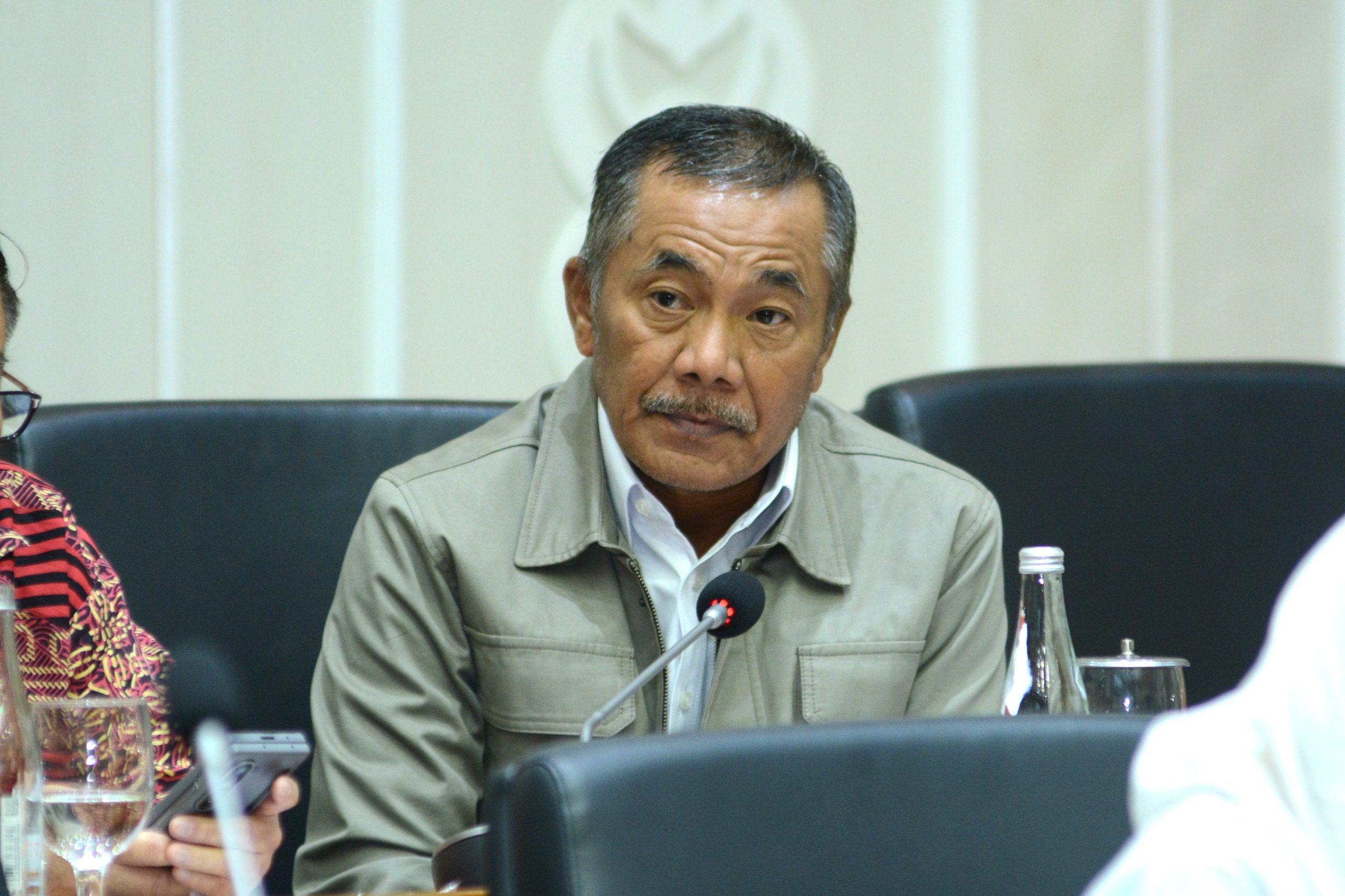 Anggota Baleg DPR RI Sarifuddin Sudding dalam RDPU Baleg DPR RI dengan Komisioner KPAI, Ani Widyani Sutjiptop (Guru Besar Fisip UI), Drajat Tri Kartono (Dosen FISIP UNS), APPSI, Dalam penyusunan RUU PPRT di Jakarta, Rabu (21/5/2025). Foto : Geraldi/Andri.