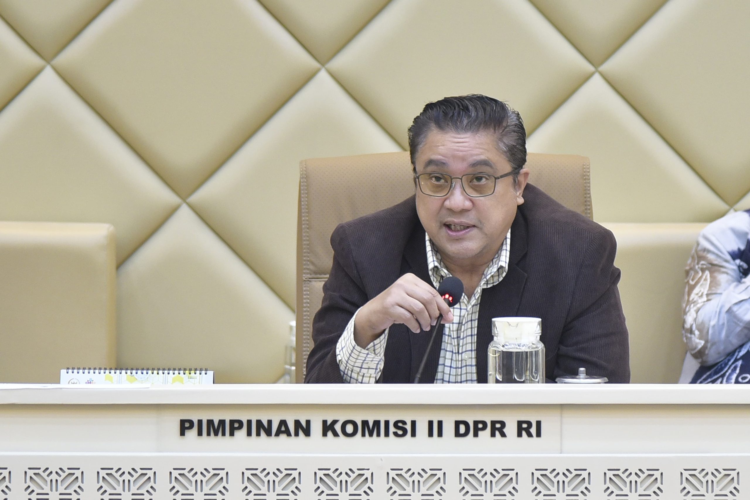 Wakil Ketua Komisi II DPR RI Dede Yusuf Macan Effendi saat rapat kerja dan rapat dengar pendapat Komisi II DPR RI dengan Wakil Menteri Dalam Negeri, Komisi Pemilihan Umum (KPU), Badan Pengawas Pemilu (Bawaslu), dan Dewan Kehormatan Penyelenggara Pemilu (DKPP) di Ruang Rapat Komisi II DPR RI, Senayan, Jakarta, Senin (5/5/2025). Foto: Munchen/vel.