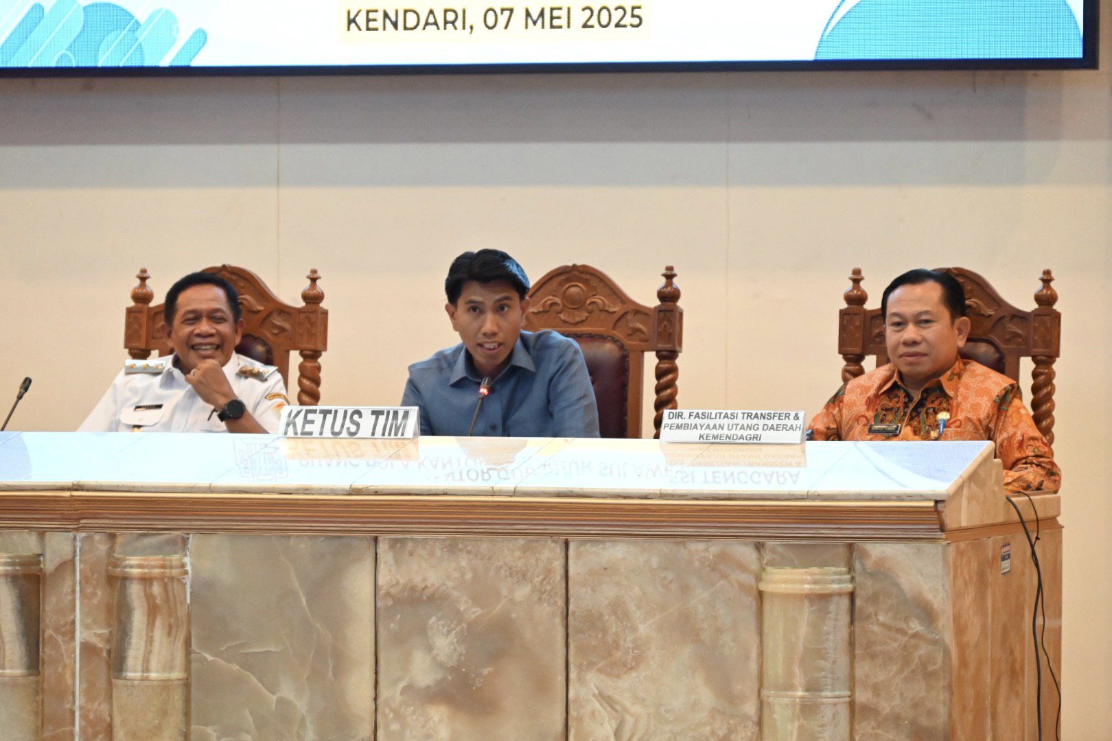 Wakil Ketua Komisi II DPR RI Bahtra saat pertemuan dengan Wakil Gubernur Sultra dan seluruh kepala daerah tingkat kabupaten/kota se Provinsi Sultra, Rabu (7/5/2025). Foto: Tasya/vel.