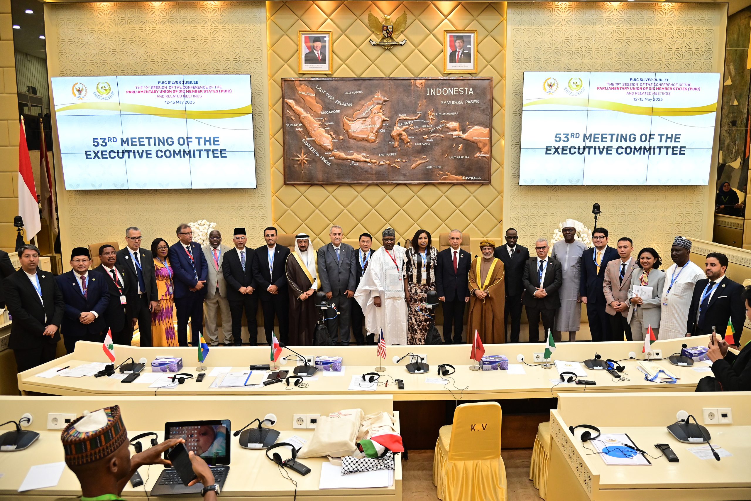 Ketua Badan Kerja Sama Antar Parlemen (BKSAP) DPR RI Mardani Ali Sera, dalam foto bersama saat pertemuan Komite Eksekutif Persatuan Parlemen Negara Organisasi Kerja Sama Islam (OKI) atau Parliamentary Union of the OIC Member States (PUIC) yang digelar pada Senin (12/5/2025). Foto: Farhan/vel.