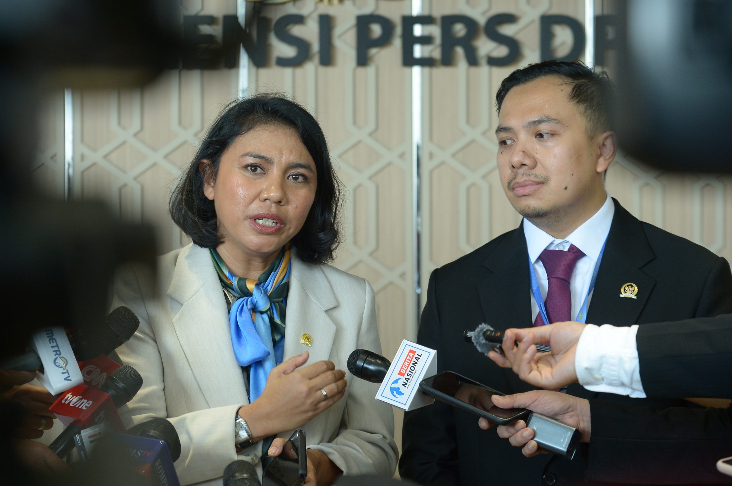 Wakil Ketua Badan Kerja Sama Antar-Parlemen (BKSAP) DPR RI, Irine Yusiana Roba Putri, saat memberikan keterangan pers usai mengikuti rangkaian pertemuan dalam Konferensi Persatuan Parlemen Negara-Negara Anggota OKI (PUIC) ke-19 di Gedung Nusantara II, Senayan, Jakarta, Selasa (13/5/2025). Foto: Runi/vel.