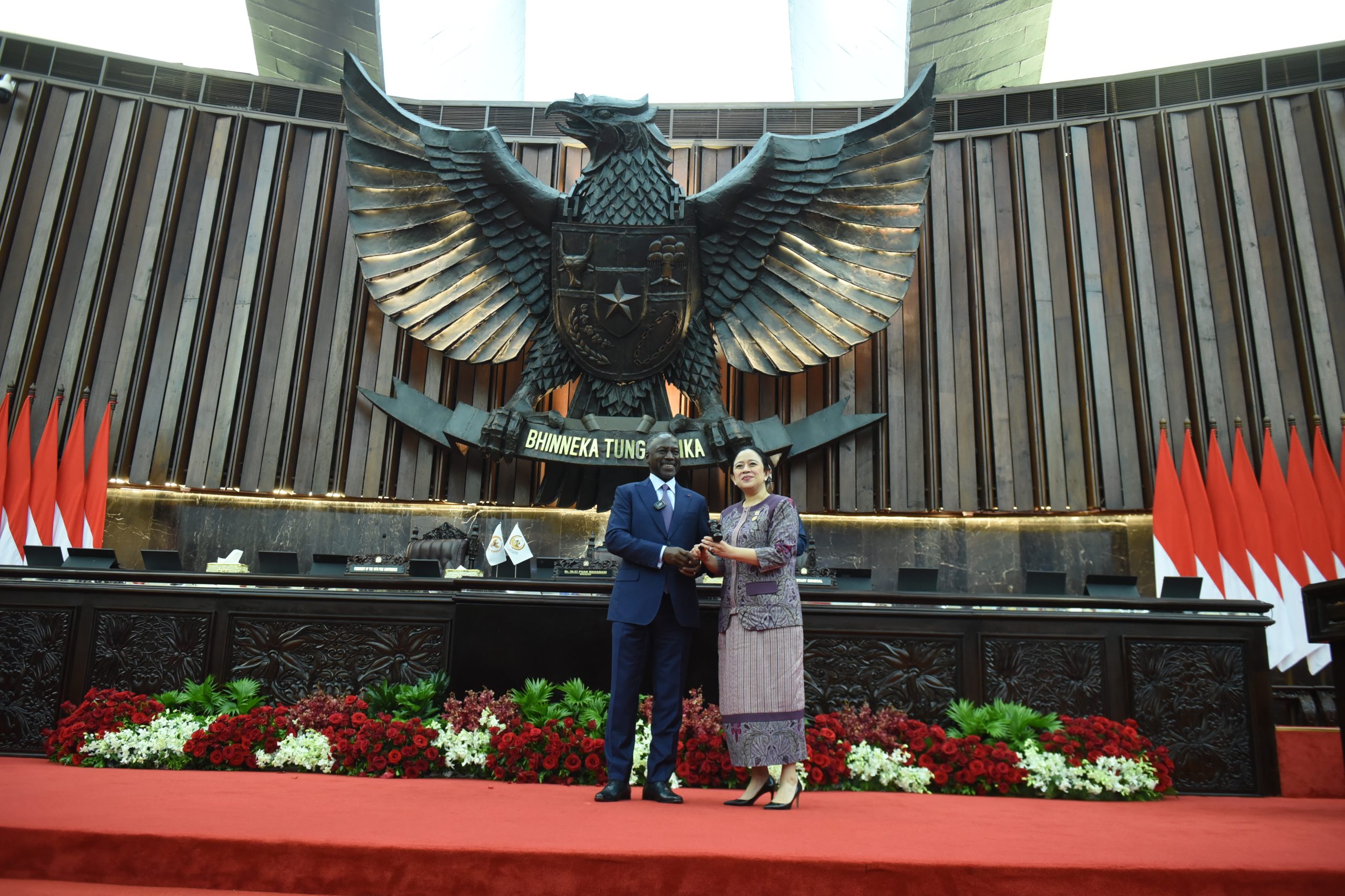 Penyerahan palu sidang dari Ketua Majelis Nasional Republik Pantai Gading, Adama Bictogo kepada Ketua DPR RI Puan Maharani, sebagai bentuk simbolis menerima keketuaan Parliamentary Union of the OIC Member States (PUIC) ke-19 tahun ini di Gedung DPR, Kompleks Parlemen, Senayan, Jakarta, Rabu (14/5/2025). Foto: Jaka/vel.