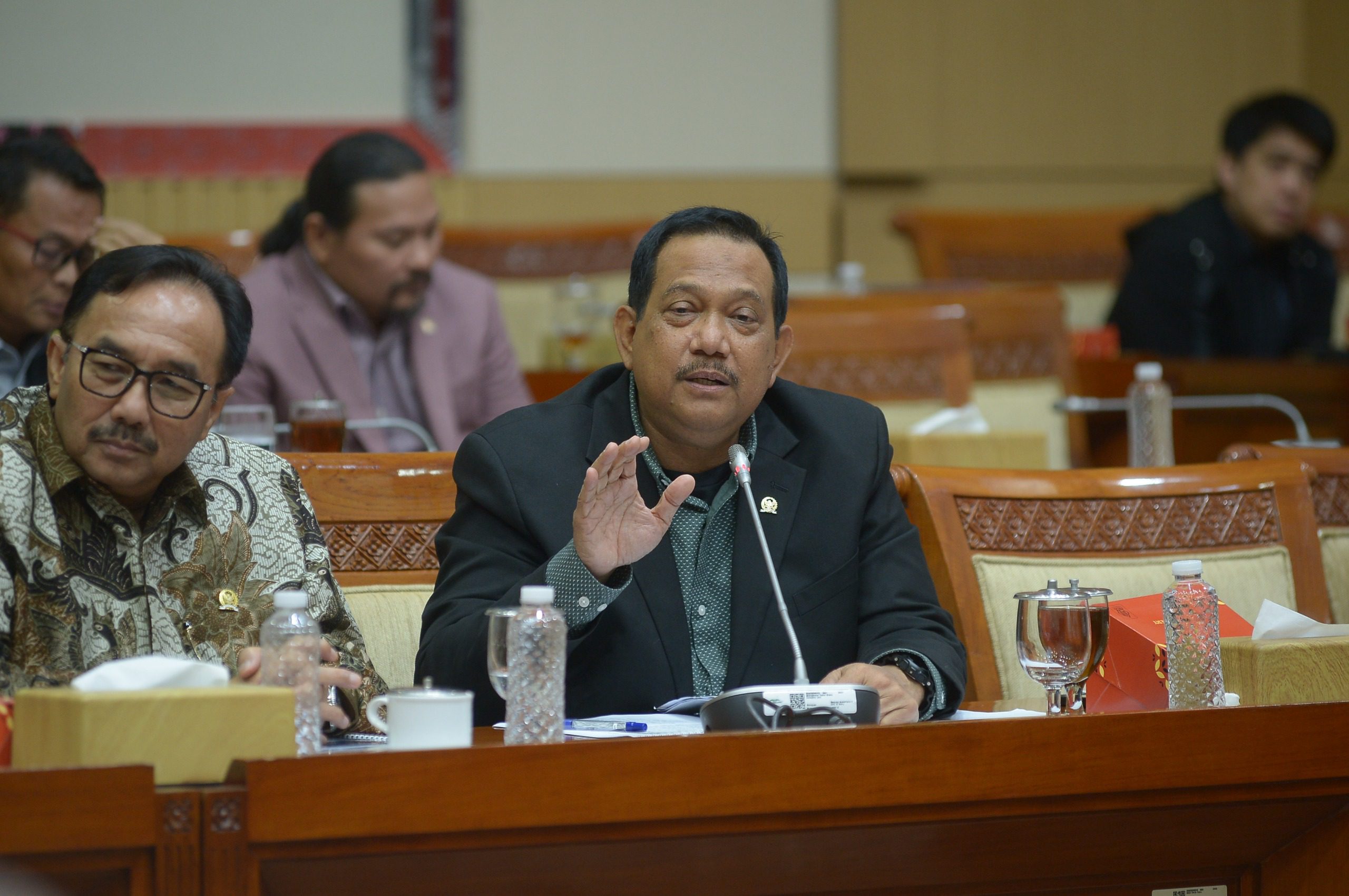 Anggota Komisi III DPR RI Rikwanto saat Rapat Kerja dengan Menteri UMKM, Kapolda Kalsel, Kajati Kalsel, dan Kuasa Hukum Firli, di Ruang Rapat Kerja Komisi III DPR RI, Gedung Nusantara II, DPR RI, Senayan, Jakarta, Kamis (15/5/2025). Foto: Runi/vel.