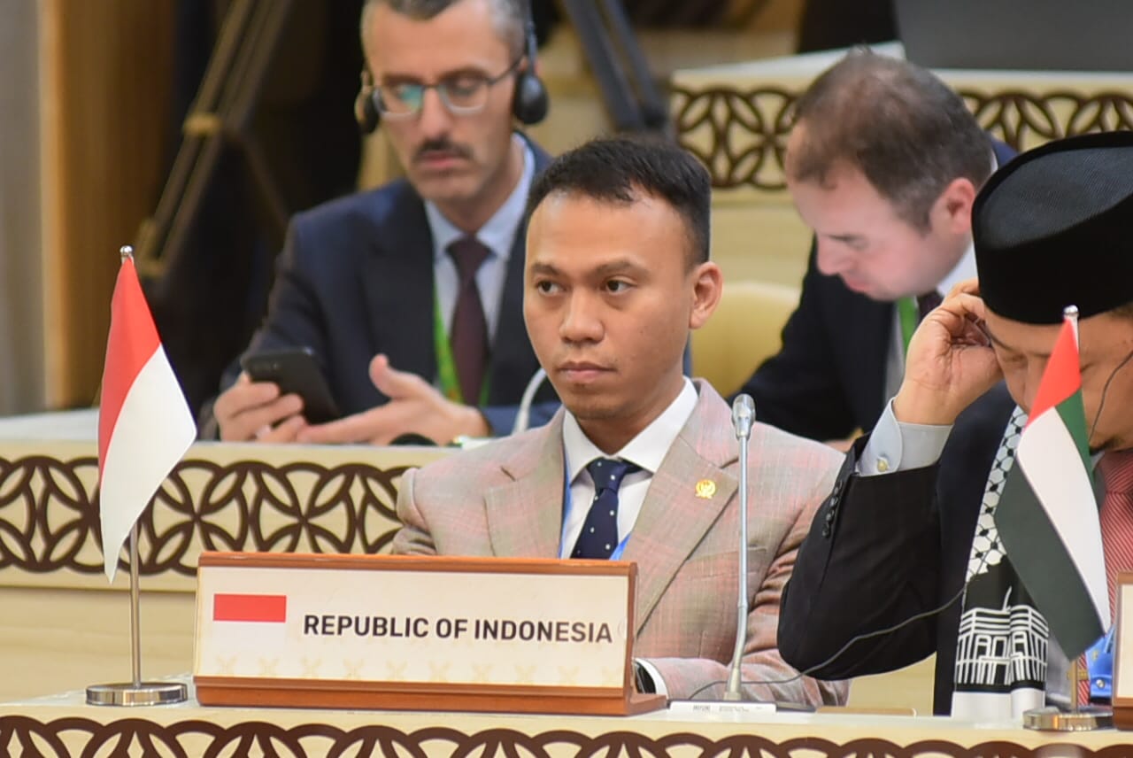 Wakil Ketua Badan Kerja Sama Antar-Parlemen (BKSAP) DPR RI, Muhammad Husein Fadlulloh, saat mengikuti 13th Meeting of the Permanent Committee on Palestine di Ruang Rapat Komisi V, Gedung Nusantara, DPR RI, Senayan, Jakarta, Senin (12/5/2025). Foto: Oji/vel.