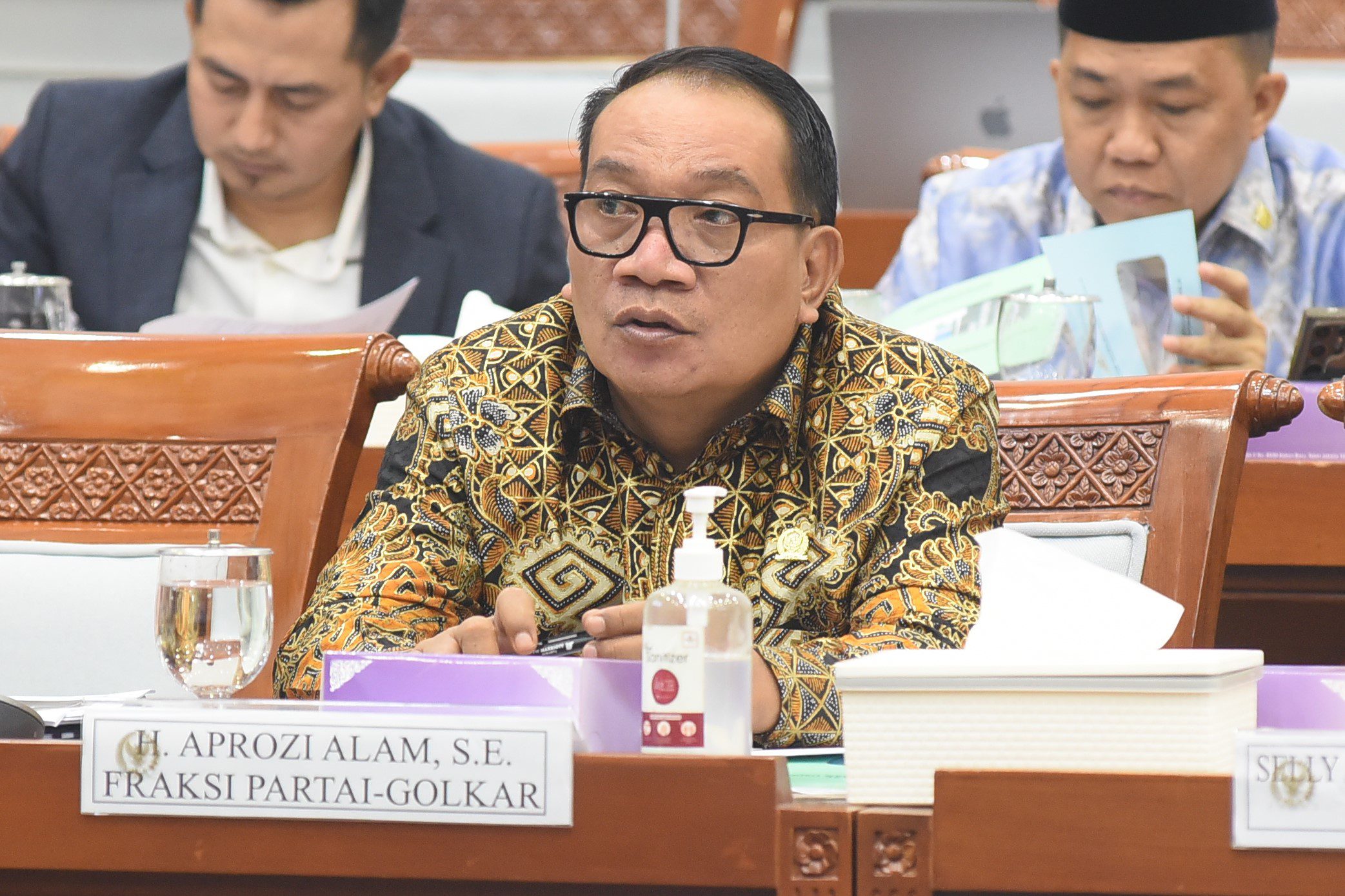 Anggota Komisi VIII DPR RI, Aprozi Alam, saat mengikuti Rapat Dengar Pendapat (RDP) Komisi VIII bersama para Kepala Kanwil Kemenag Provinsi Embarkasi Haji Nasional serta perwakilan maskapai Garuda Indonesia, Lion Air, dan Saudi Airlines, di Kompleks DPR RI, Senayan, Jakarta, Senin (28/4/2025). Foto: Arief/vel.