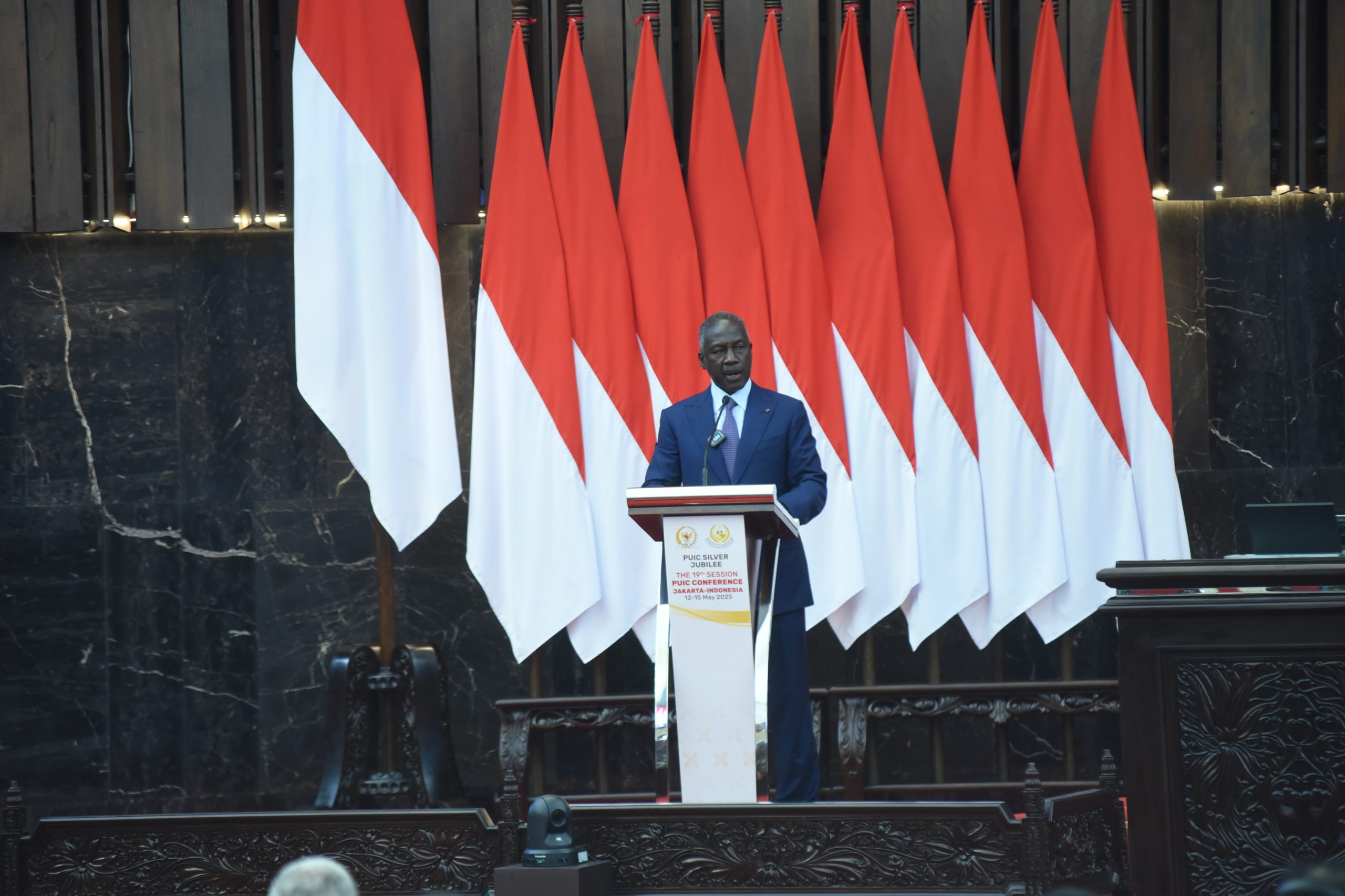 Ketua Parlemen Republik Pantai Gading Adama Bictogo saat memberikan sambutan pada Konferensi ke-19 Persatuan Parlemen Negara-Negara OKI (The Parliamentary Union of the OIC Member States/PUIC) di Gedung DPR RI, Rabu (14/5/2025).