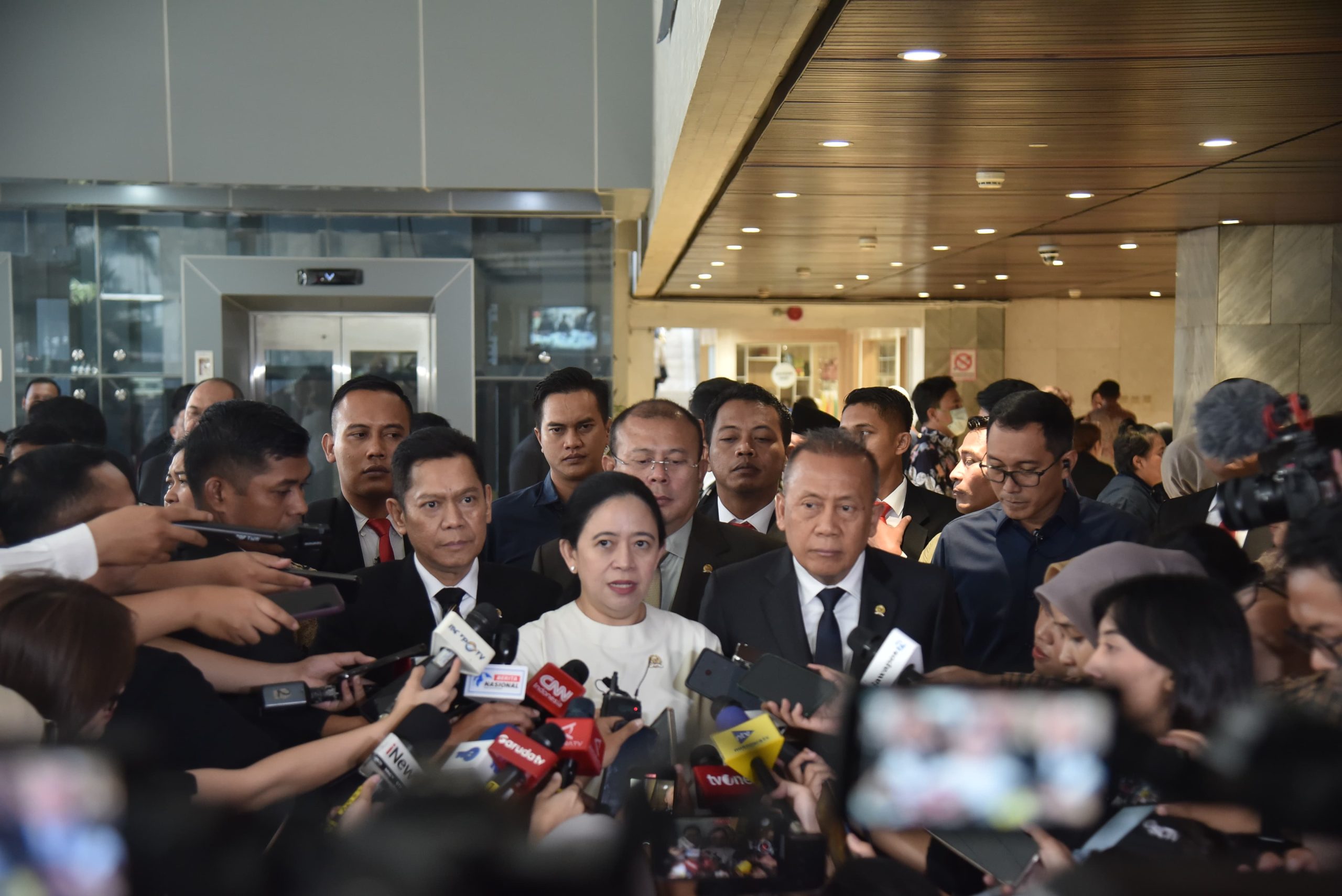 Ketua DPR RI Puan Maharani saat doorstop menanggapi pertanyaan awak media usai memimpin Rapat Paripurna di Gedung Nusantara II, DPR RI, Senayan, Jakarta, Selasa (27/5/2025). Foto: Azka/vel.