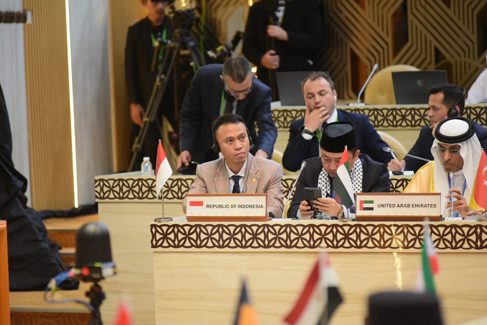 Wakil Ketua Badan Kerja Sama Antar-Parlemen (BKSAP) DPR RI, Muhammad Husein Fadlulloh, saat mengikuti agenda sidang Konferensi ke-19 Persatuan Parlemen Negara-Negara Anggota Organisasi Kerja Sama Islam (OKI) atau PUIC, yang digelar di Gedung Nusantara, Senayan, Jakarta, Senin (12/5/2025). Foto: Oji/vel.