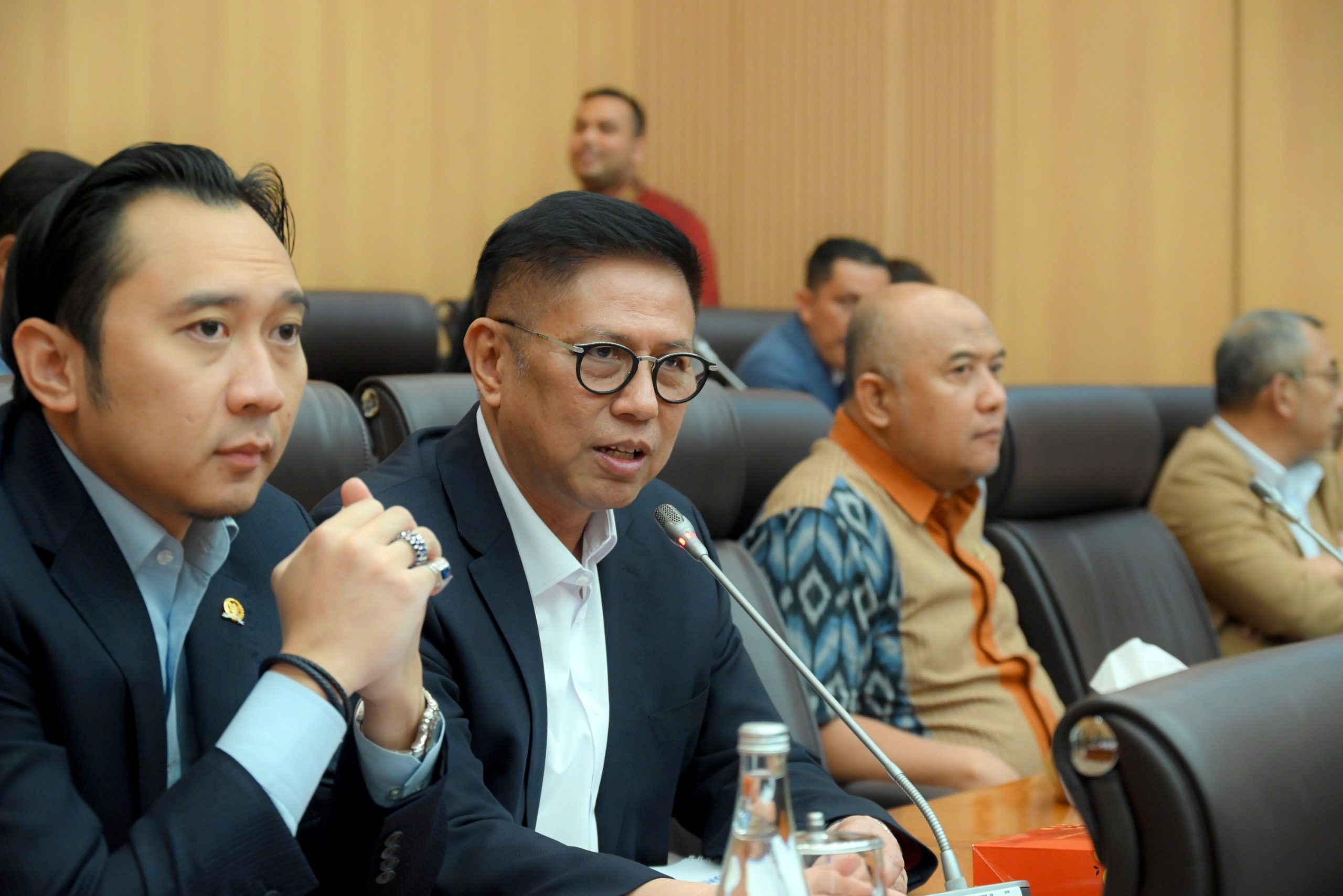 Anggota Komisi XII DPR RI Mulyadi saat mengikuti rapat kerja dengan Menteri Lingkungan Hidup di Gedung DPR, Rabu (14/5/2025). Foto: Mentari/vel.