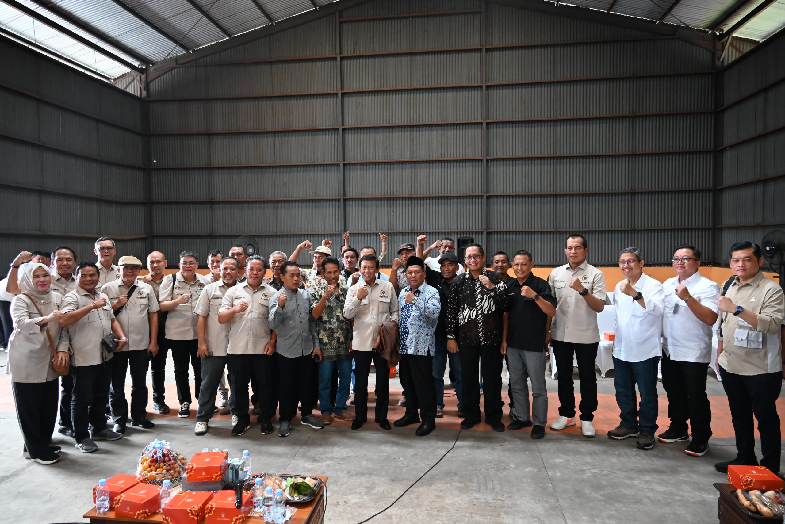 Anggota Komisi IV, Slamet dan Guntur Sasono dalam foto bersama di sela-sela Kunjungan Kerja Spesifik ke gudang Badan Urusan Logistik (Bulog) di Kabupaten Jombang, Jawa Timur, Jumat (02/05/2025). Foto: Estu/vel.