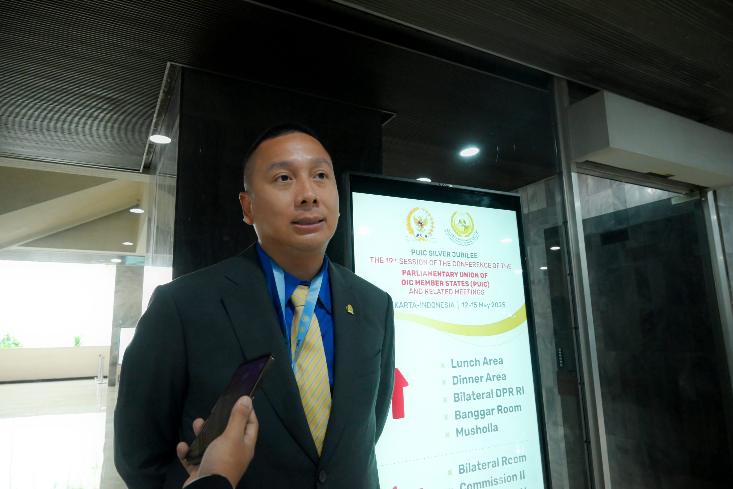 Anggota Badan Kerja Sama Antar-Parlemen (BKSAP) DPR RI, Galih Dimuntur Kartasasmita, saat diwawancara usai mengikuti 11th Meeting of the Specialised Standing Committee on Economic Affairs and the Environment, bagian dari Konferensi ke-19 Parliamentary Union of the OIC Member States (PUIC), di Gedung Nusantara, DPR RI, Senayan, Jakarta, Selasa (5/13/2025). Foto: Mentari/vel.