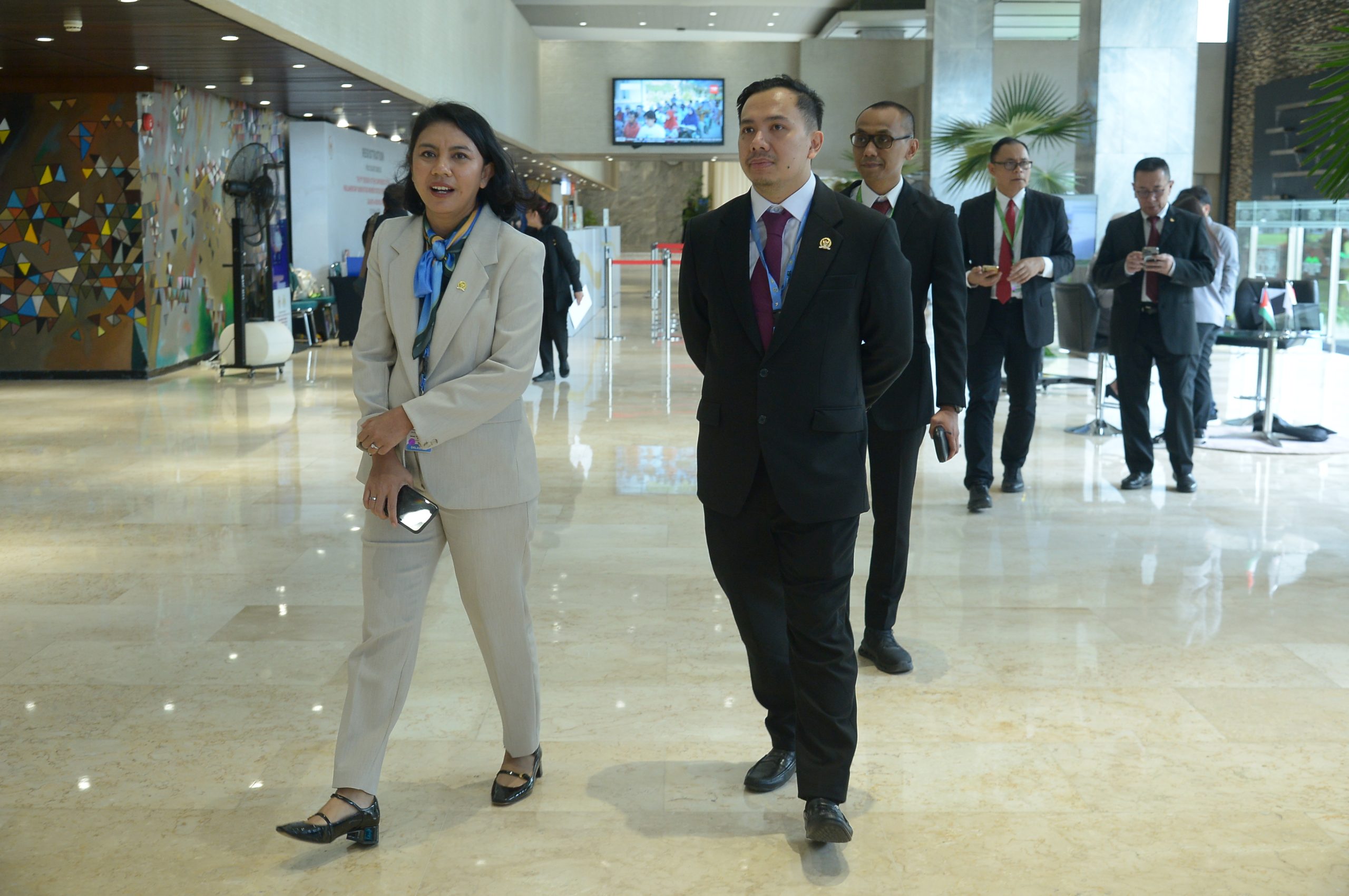 Wakil Ketua Badan Kerja Sama Antar-Parlemen (BKSAP) DPR RI, Irine Yusiana Roba Putri (kiri), dalam mengikuti rangkaian agenda Konferensi Persatuan Parlemen Negara-Negara Anggota OKI (PUIC) ke-19 di Gedung Nusantara II, Senayan, Jakarta, Selasa (13/5/2025). Foto: Runi/vel.