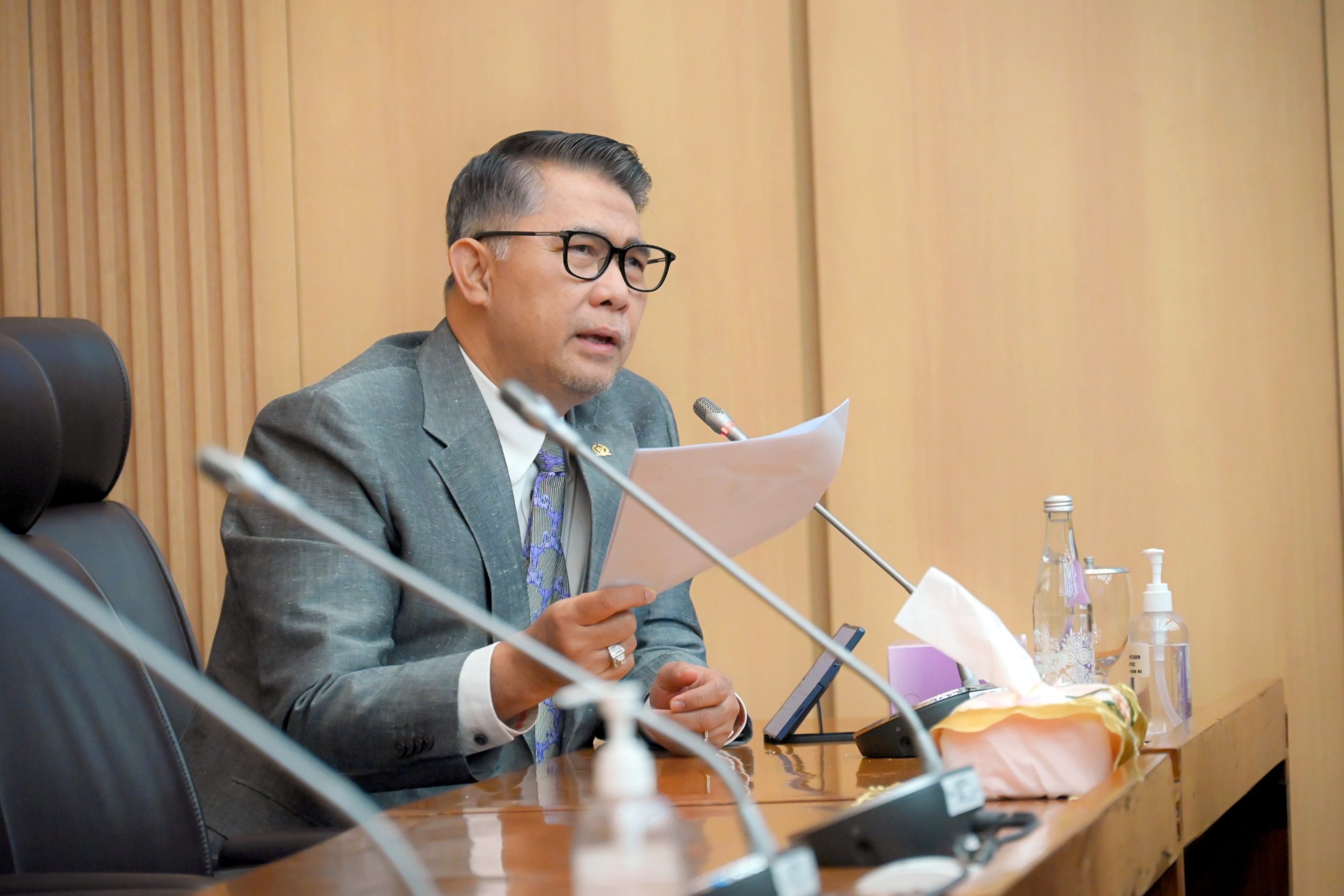Anggota Komisi XII DPR RI Syarif Fasha saat menghadiri audiensi Komisi XII DPR RI dengan IESR, dengan agenda membahas strategi pengembangan energi terbarukan serta perkembangan informasi tentang pengembangan RUU Energi Baru dan Energi Terbarukan, yang digelar di Ruang Rapat Komisi XII, Gedung Nusantara I DPR RI, Senayan, Jakarta, Senin (5/5/2025). Foto : Tari/Andri.
