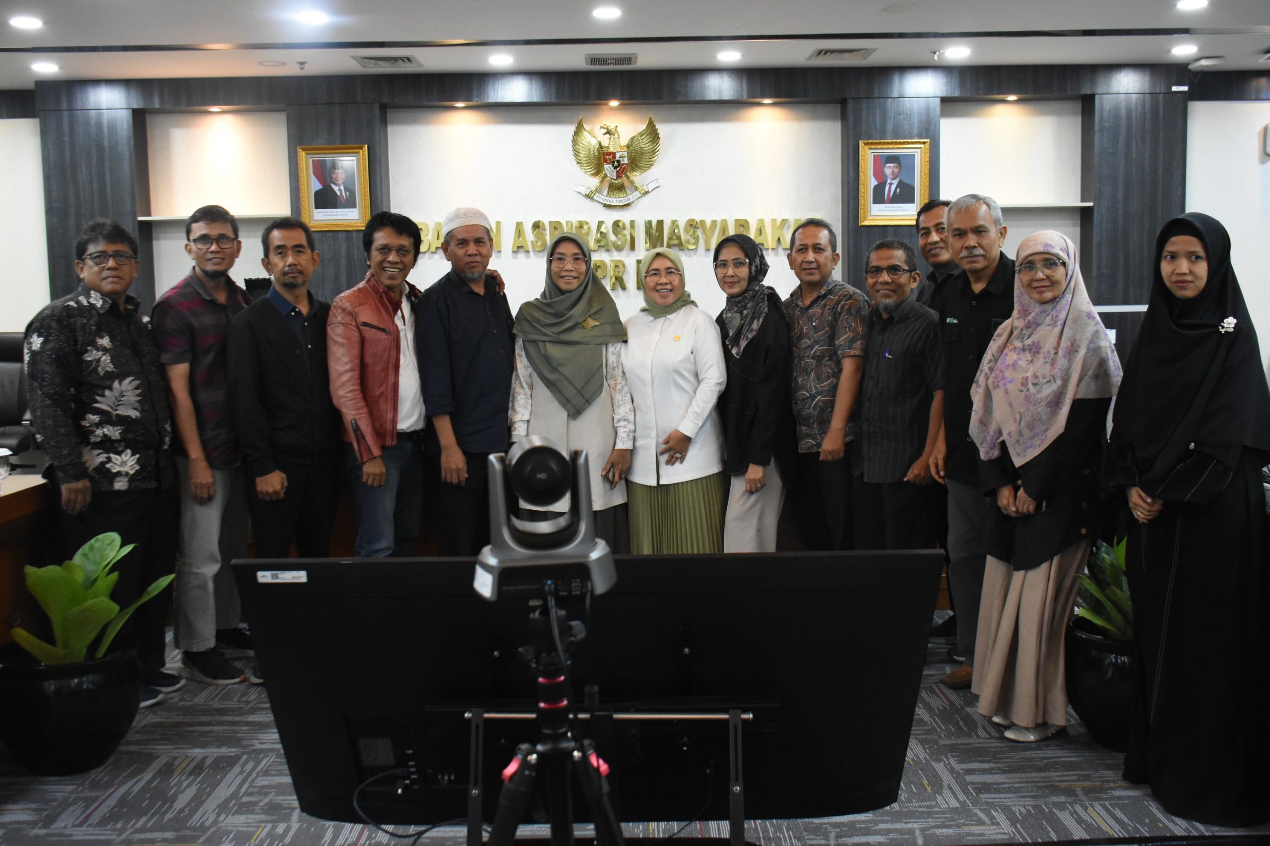 Wakil Ketua Badan Aspirasi Masyarakat (BAM) DPR RI, Adian Yunus Yusak Napitupulu usai memimpin agenda Rapat Dengar Pendapat Umum (RDPU) BAM DPRI RI dengan Forum Komunikasi Pensiunan Indofarma di Gedung Nusantara II, Senayan, Jakarta, Rabu (7/5/2025). Foto: Runi/vel.