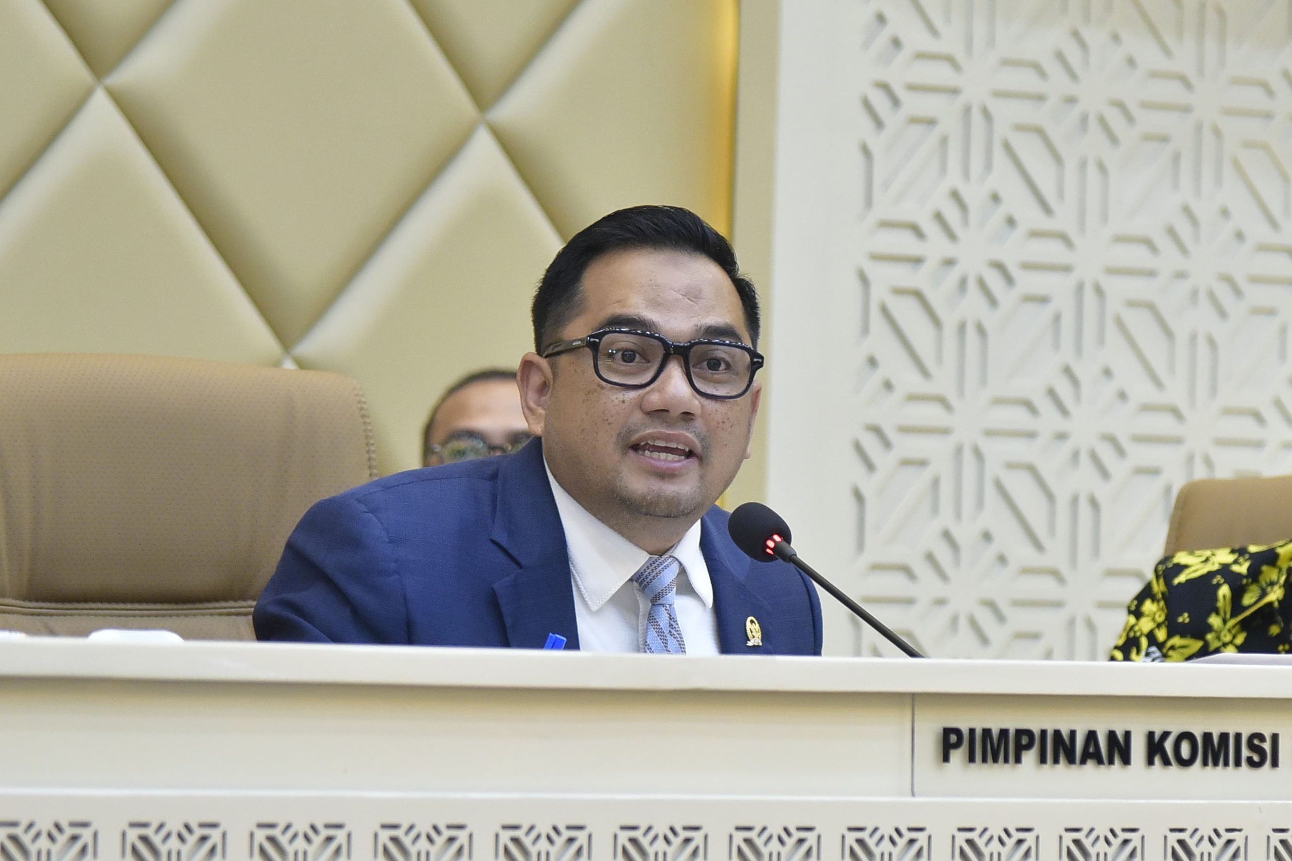 Ketua Komisi II DPR RI, Rifqinizamy Karsayuda, saat memimpin rapat kerja dan rapat dengar pendapat Komisi II DPR RI dengan Wakil Menteri Dalam Negeri dan pemerintah daerah di Kompleks Parlemen, Senayan, Jakarta, Senin (28/4/2025). Foto: Munchen/vel.