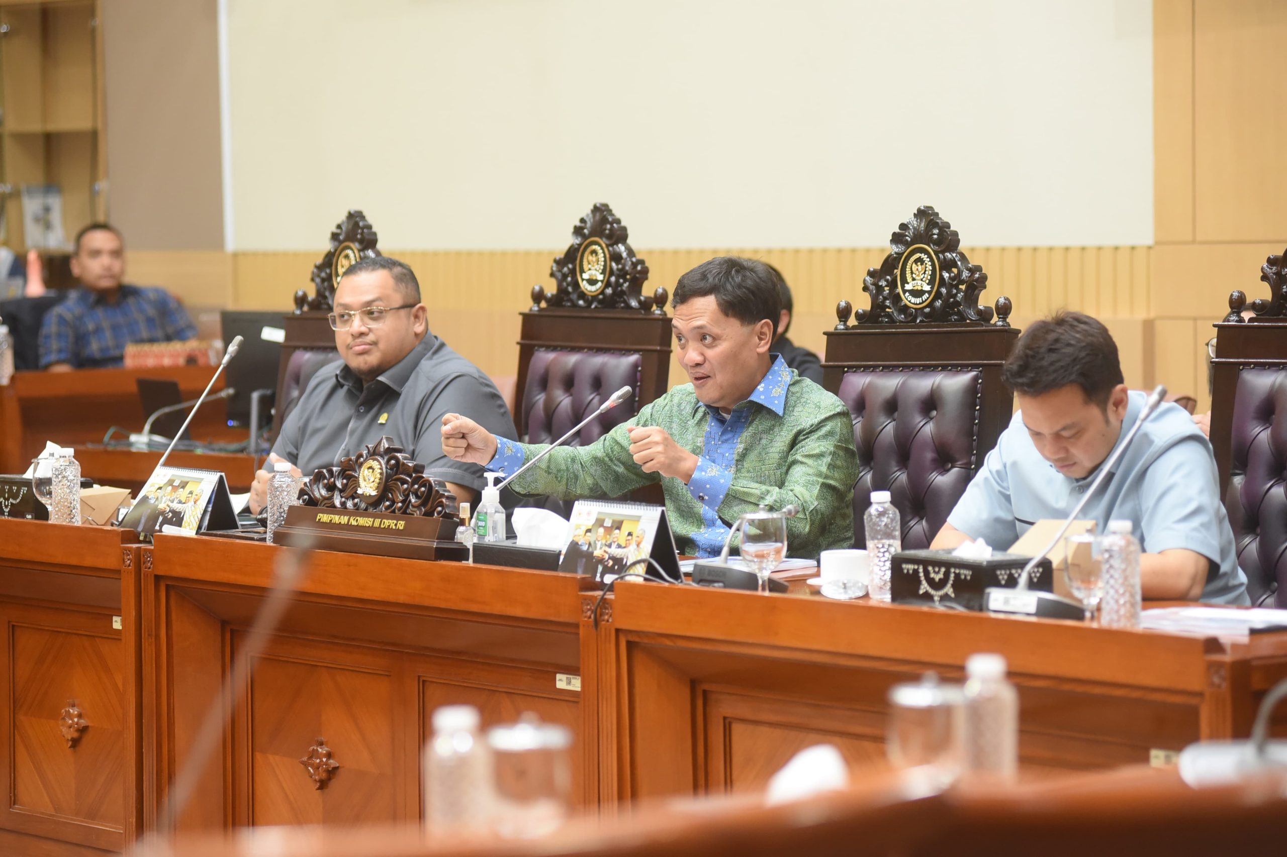 Ketua Komisi III Habiburokhman saat memimpin Rapat Dengar Pendapat Umum (RDPU) dengan IKADIN terkait penyusunan Revisi KUHAP di Gedung Nusantara I, Senayan, Jakarta, Senin (19/5/2025). Foto: Dep/vel.