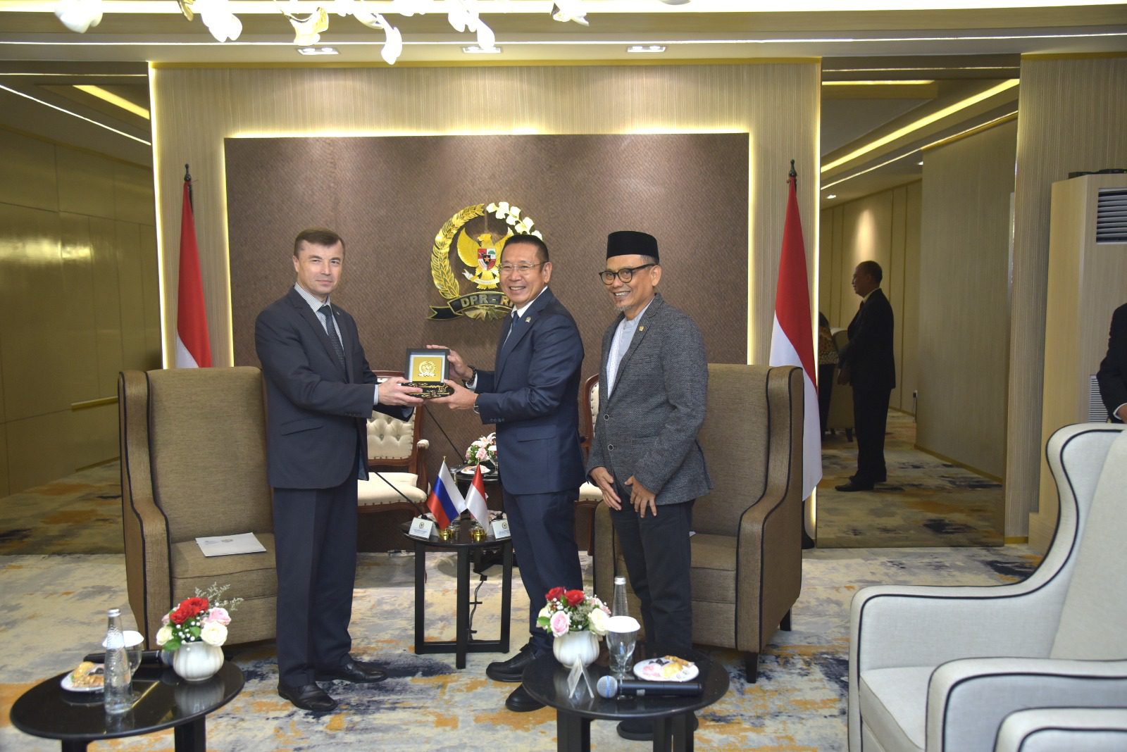 Ketua Grup Kerja Sama Bilateral (GKSB) DPR RI - Parlemen Rusia, Wihadi Wiyanto, menerima kunjungan kehormatan (courtesy call) dengan dengan Duta Besar Federasi Rusia untuk Indonesia, (H.E.) Mr. Sergei G. Tolchenov, di Gedung Nusantara III, DPR RI, Senayan, Jakarta, Kamis (8/5/2025). Foto: Kresno/vel.