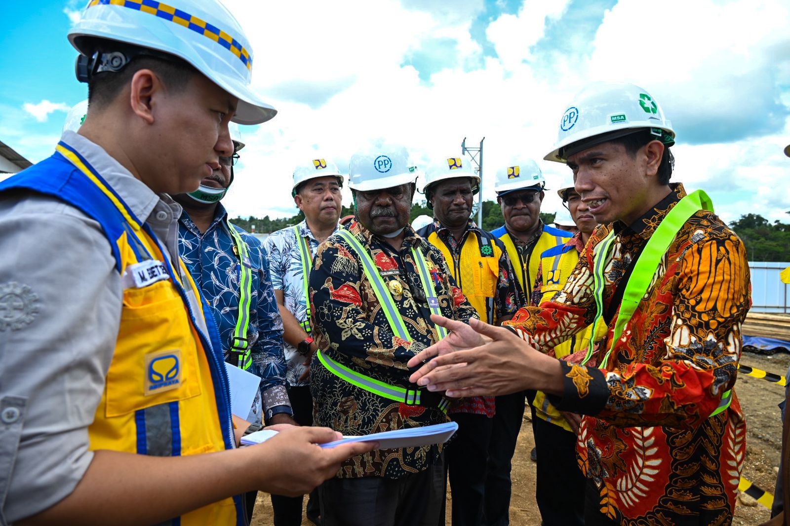 Wakil Ketua Komisi II Bahtra, bersama tim saat meninjau pembangunan kompleks pemerintahan Provinsi Papua Barat Daya di Stadion Wombik, Sorong, Papua Barat, Sabtu (3/5/2025). Foto: Ridwan/vel.