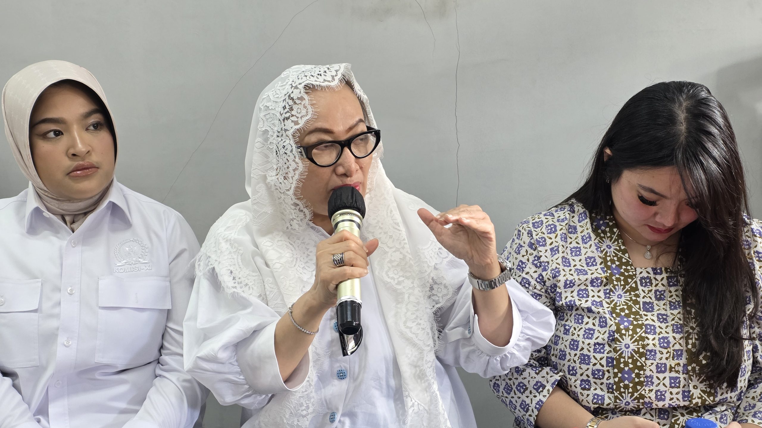 Anggota Komisi XI DPR RI, Anna Mu'awanah saat kunjungan ke PLB PT Ikrar Bersama Mandiri di Kabupaten Tangerang, Provinsi Banten, Jumat (16/5/2025). Foto: Nadhen/vel.