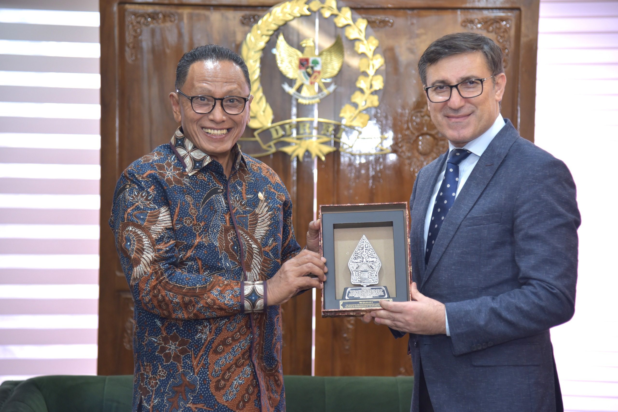 Ketua GKSB (Grup Kerja Sama Bilateral) Indonesia - Turki, Totok Daryanto bertukar cinderamata usai menerima kunjungan Duta Besar Turki untuk Indonesia, Talip Kucukcan di Gedung Nusantara III, DPR RI, Senayan, Jakarta, Selasa (6/5/2025). Foto : Geraldi/Andri.
