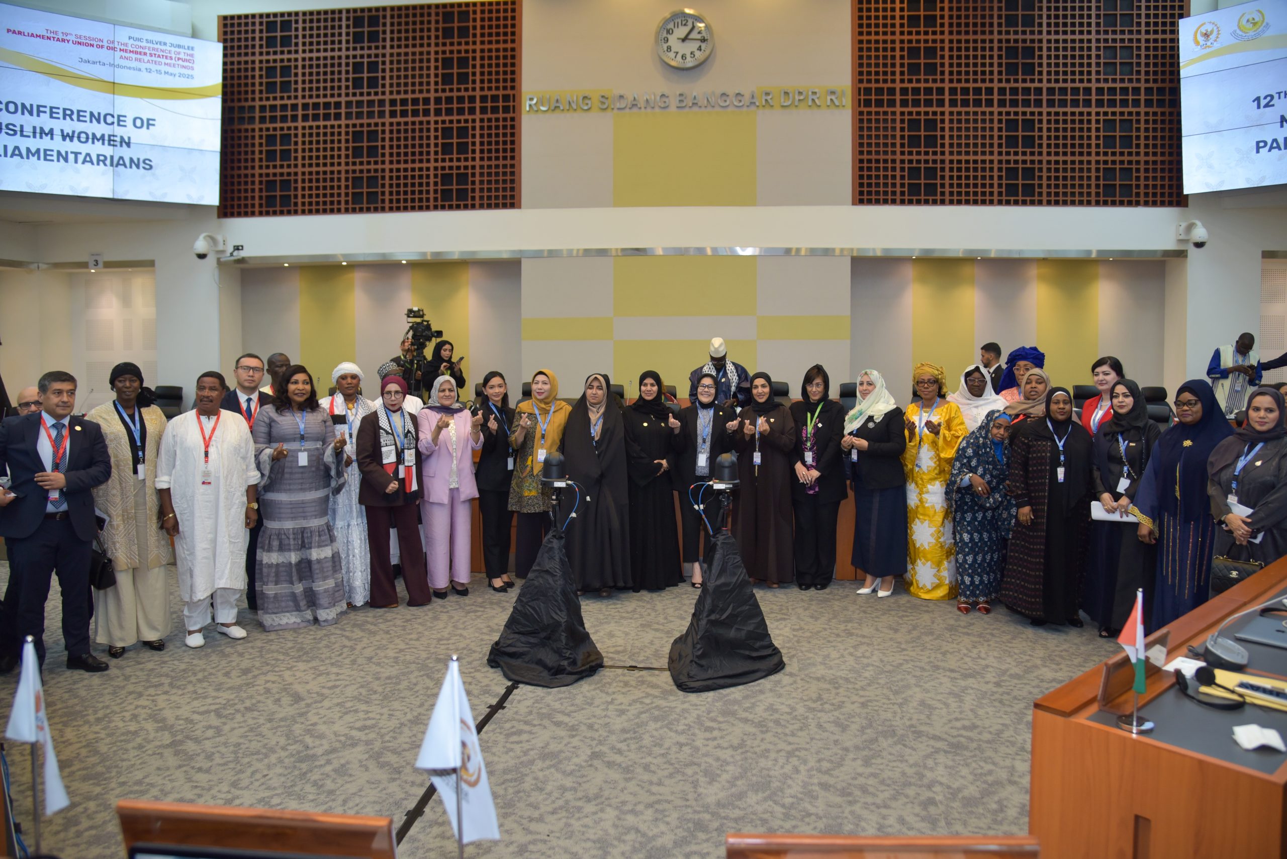 Anggota Badan Kerja Sama Antar-Parlemen (BKSAP) DPR RI, Melly Goeslaw, dalam foto bersama usai mengikuti 12th Conference of Muslim Women Parliamentarians, rangkaian Konferensi ke-19 Persatuan Parlemen Negara-Negara Anggota Organisasi Kerja Sama Islam (OKI) atau PUIC di Gedung Nusantara, Senayan, Jakarta, Selasa (13/5/2025). Foto: Kresno/vel.