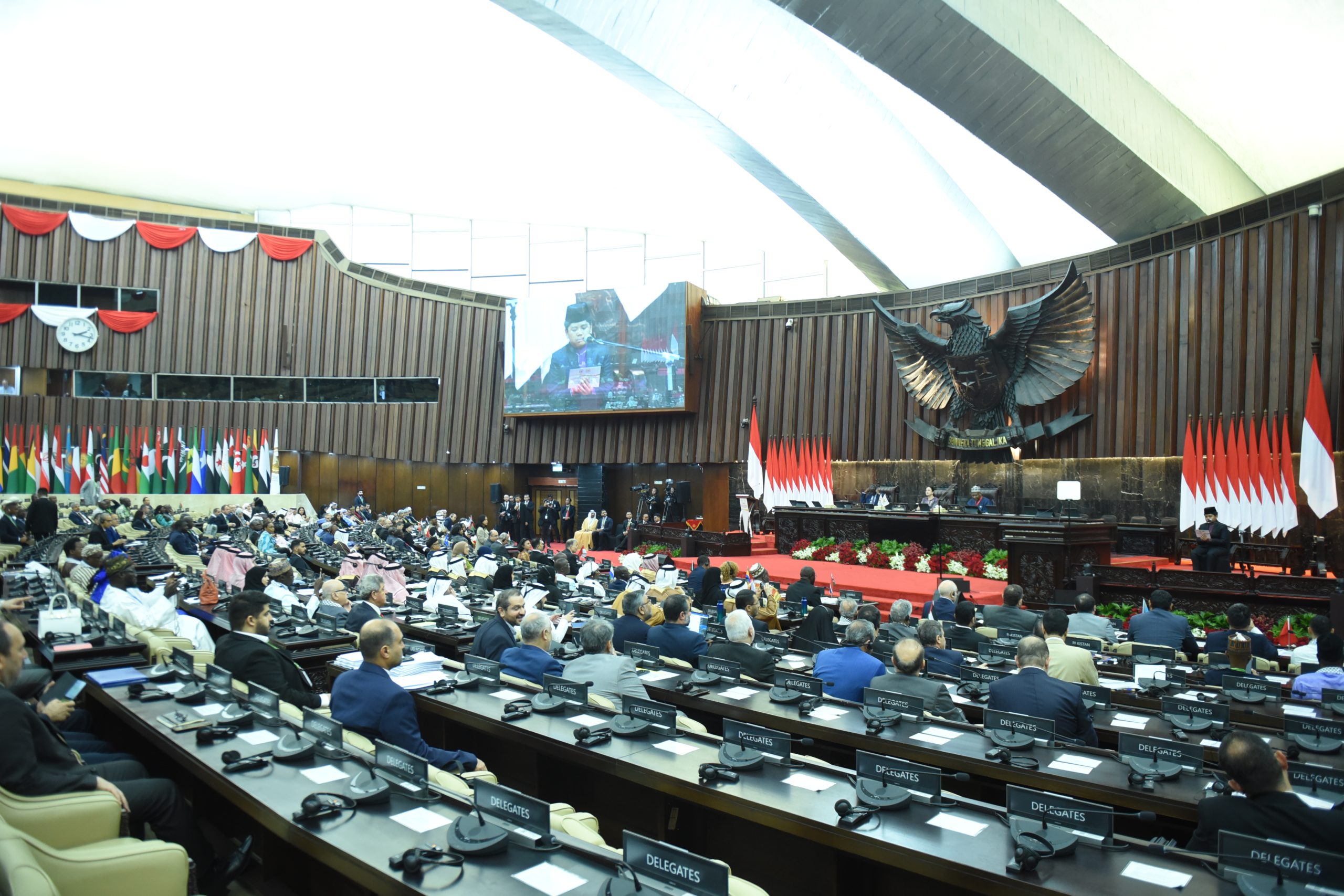 Suasana pembukaan sidang diawali dengan pembacaan ayat suci Al Quran oleh Qori muda berprestasi, Muhammad Najmi Alvaro di Ruang Paripurna, Gedung Nusantara, Kompleks Parlemen, Senayan, Jakarta, Rabu (14/5/2025). Foto: Jaka/vel.