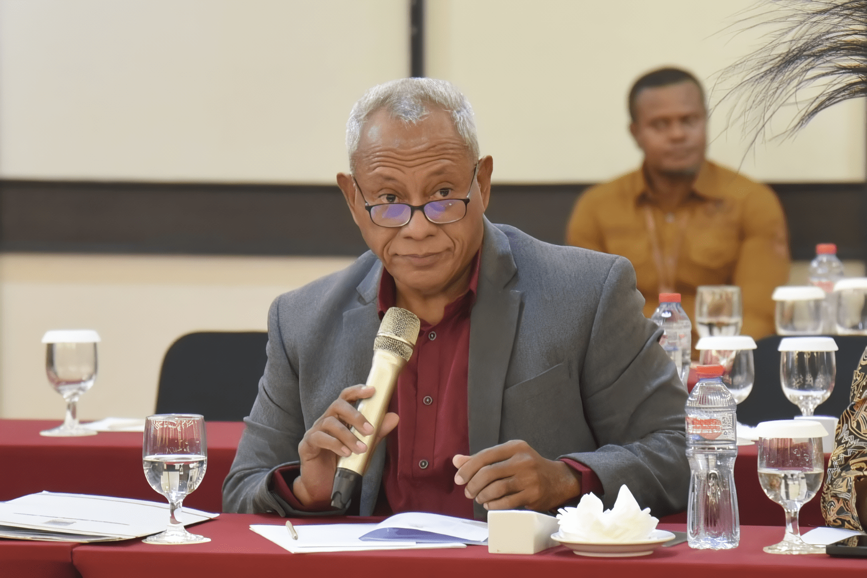 Anggota Komisi II DPR RI, Komarudin Watubun, saat mengikuti Kunjungan Kerja Panja Evaluasi DOB Papua ke Mimika, Papua Tengah, Kamis, (1/5/20205). Foto: Ubed/vel.