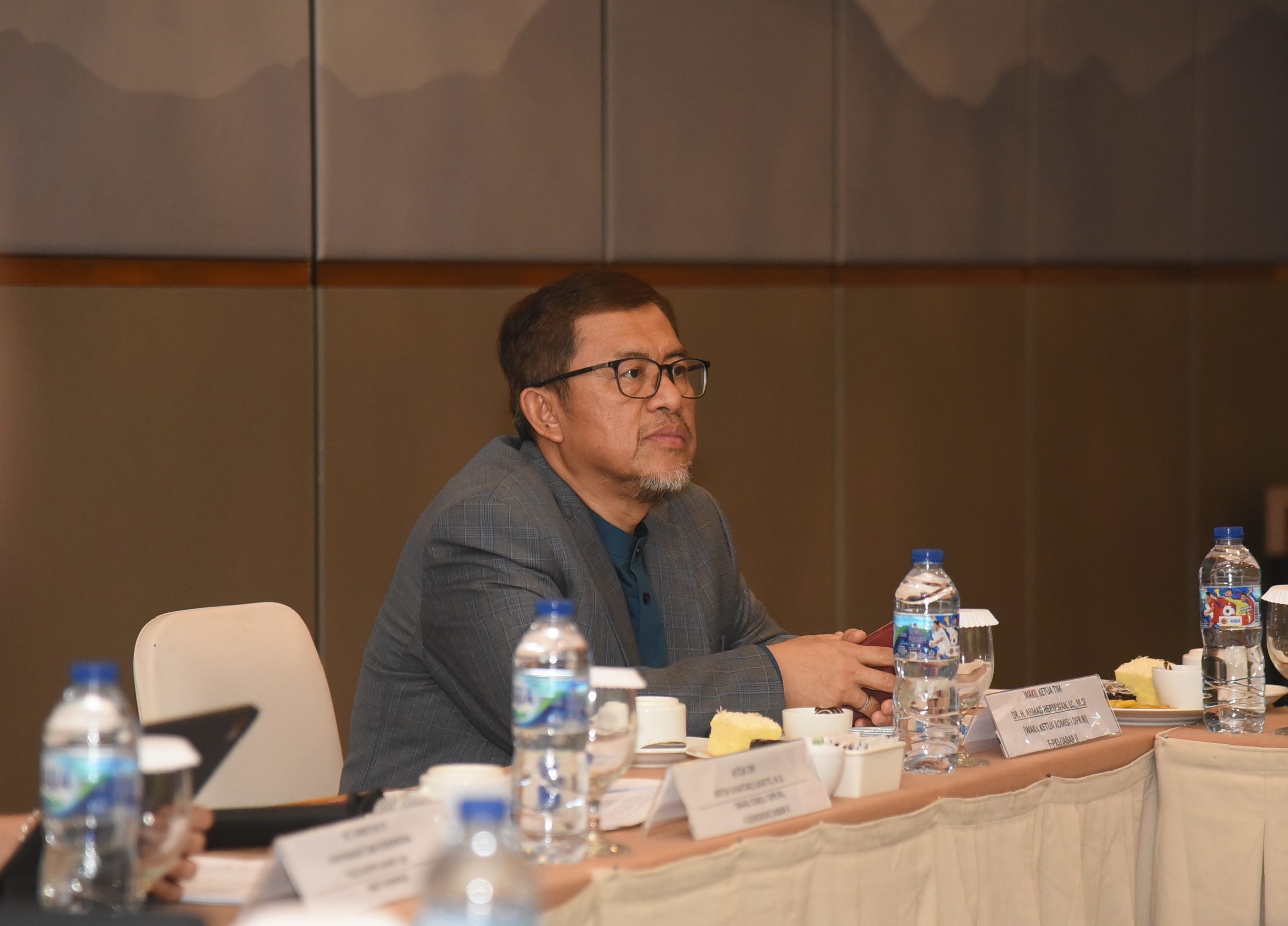 Wakil ketua Komisi I DPR RI, Ahmad Heryawan, saat mengikuti pertemuan Kunjungan Kerja Komisi I DPR RI dengan Bakti Komdigi beserta jajaran, di Padang, Sumatera Barat, Jumat (2/5/2025). Foto: Arief/vel.