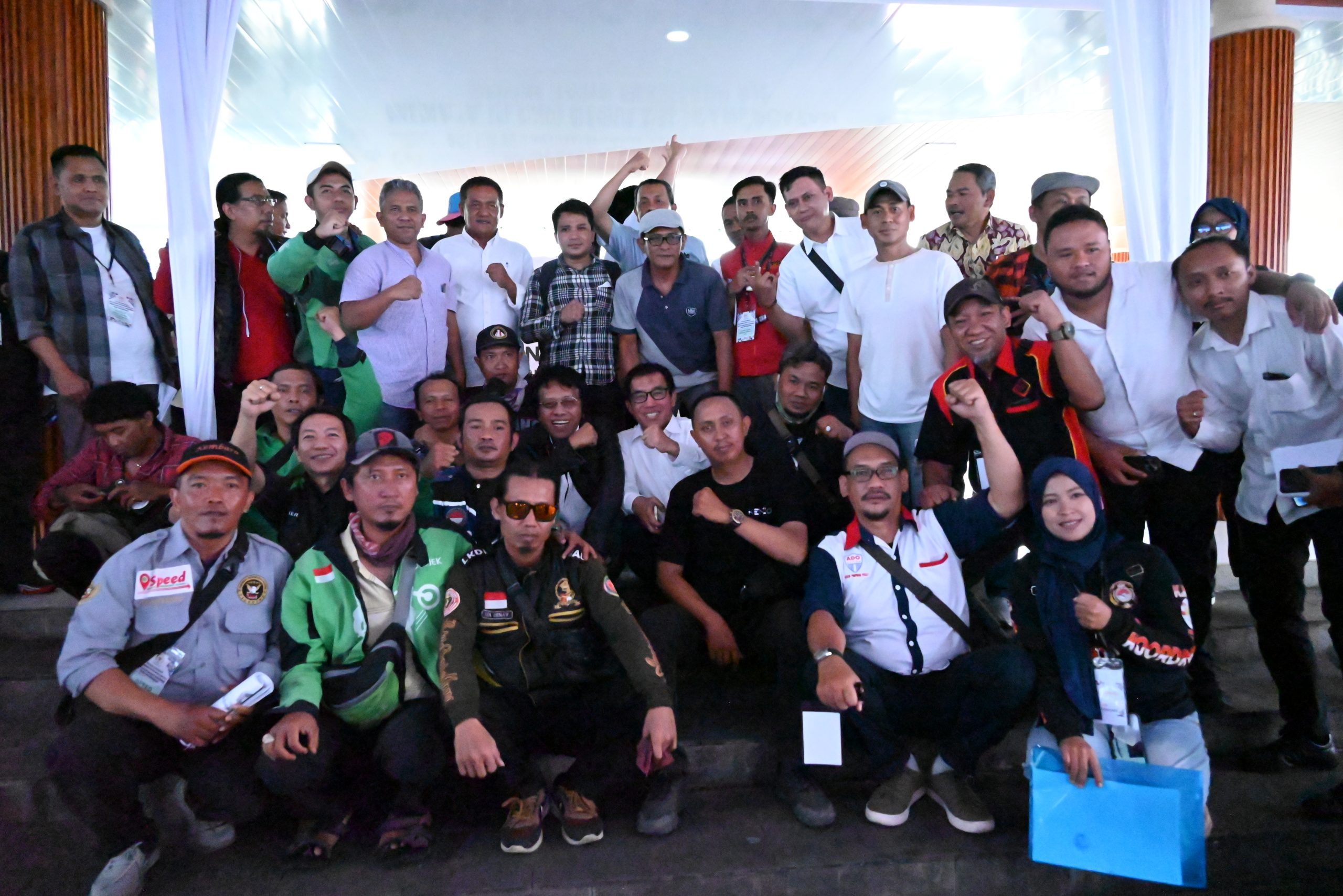 Wakil Ketua BAM DPR RI, Adian Napitupulu, usai serap aspirasi dari para pengemudi ojek online (ojol) di Alun-Alun M. Hasibuan, Kota Bekasi, Jawa Barat, Rabu (14/5/2025). Foto: Puntho/vel.