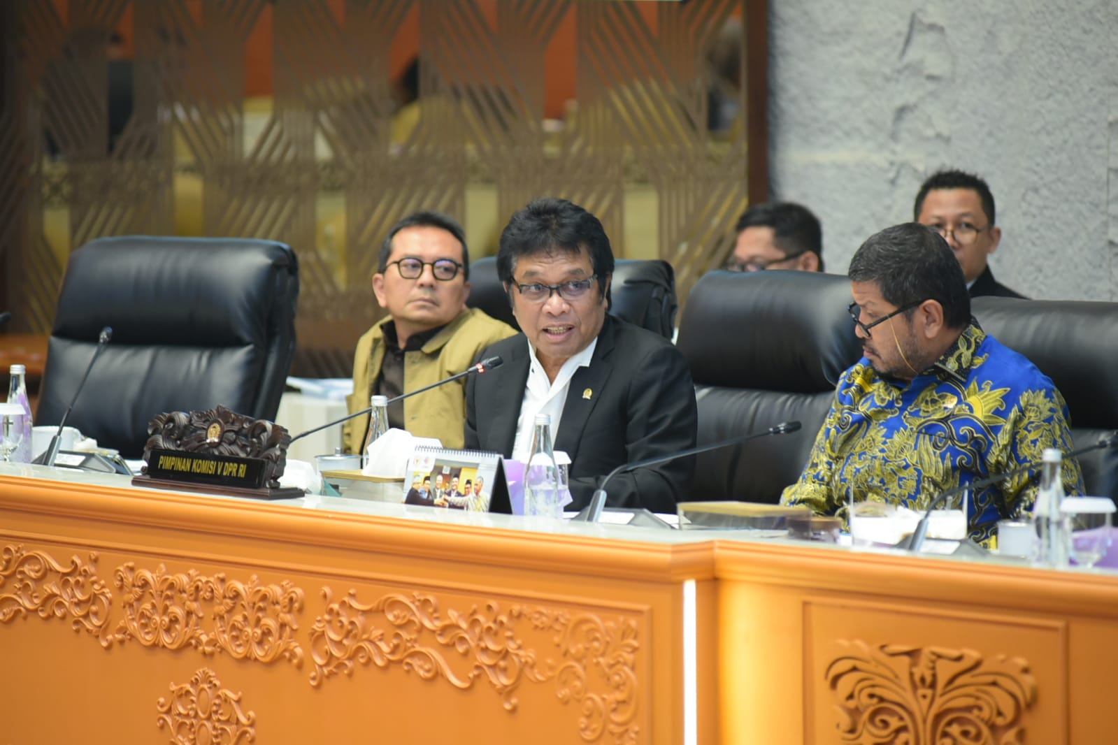 Wakil Ketua Komisi V DPR RI, Ridwan Bae saat memimpin rapat di Gedung Nusantara, Senayan pada Senin (19/5/2025). Foto : Oji/Andri.