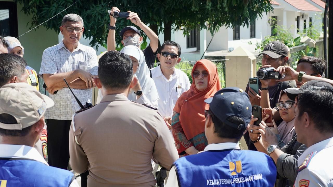 Anggota DPR RI Meitri Citra Wardani saat melakukan kunjungan inspeksi mendadak dalam kegiatan pembongkaran median jalan di Jalan Raya Puloniti, Bangsal, Mojokerto, tepat di depan Sekolah Polisi Negara (SPN) Mojokerto, Senin (5/5/2025). Foto: Ist/vel.