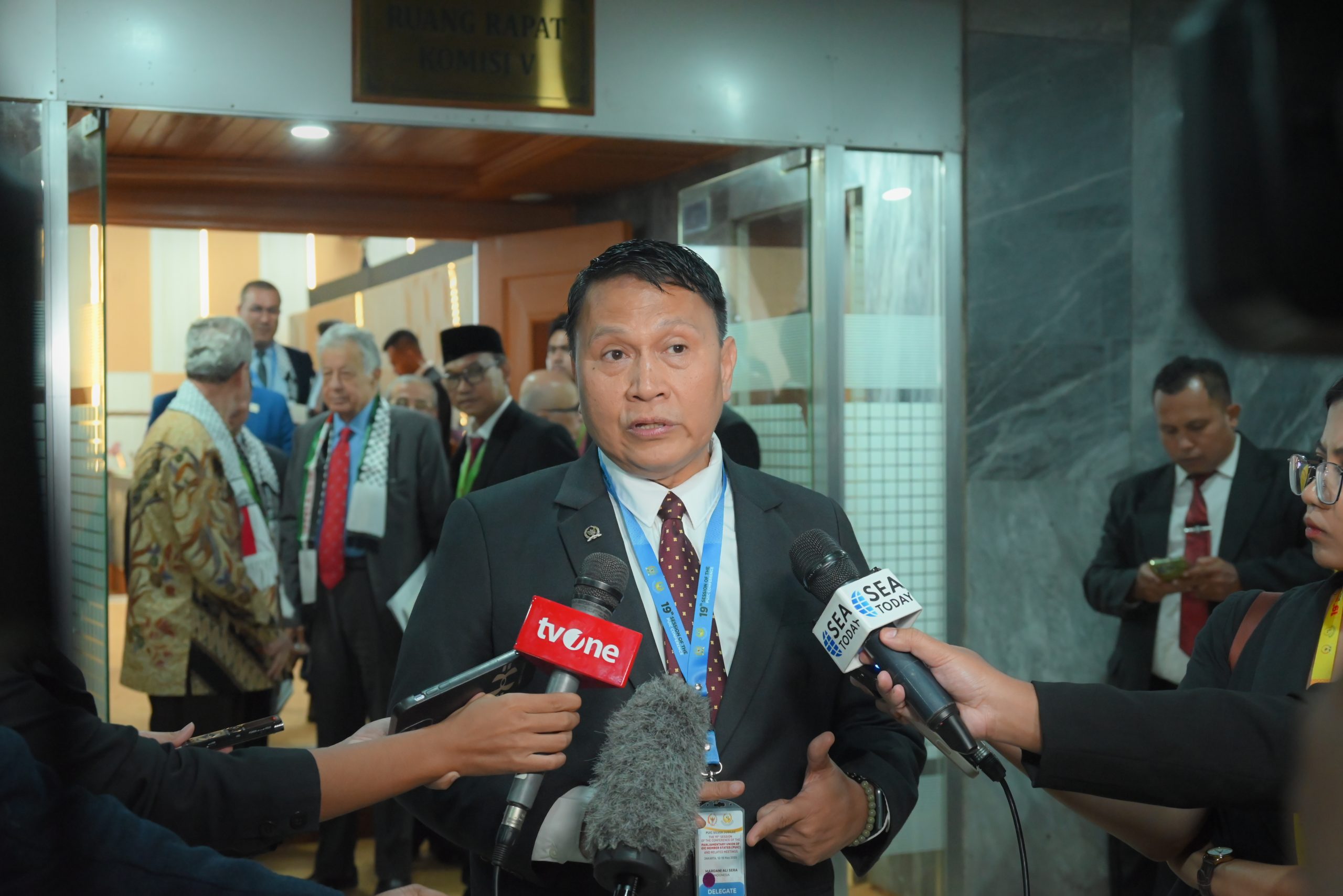 Ketua Badan Kerja Sama Antar-Parlemen (BKSAP) DPR RI Mardani Ali Sera, saat diwawancara di sela-sela acara Konferensi Ke-19 PUIC, kompleks parlemen, Senayan, Jakarta, Selasa (13/5/2025). Foto: Mentari/vel.