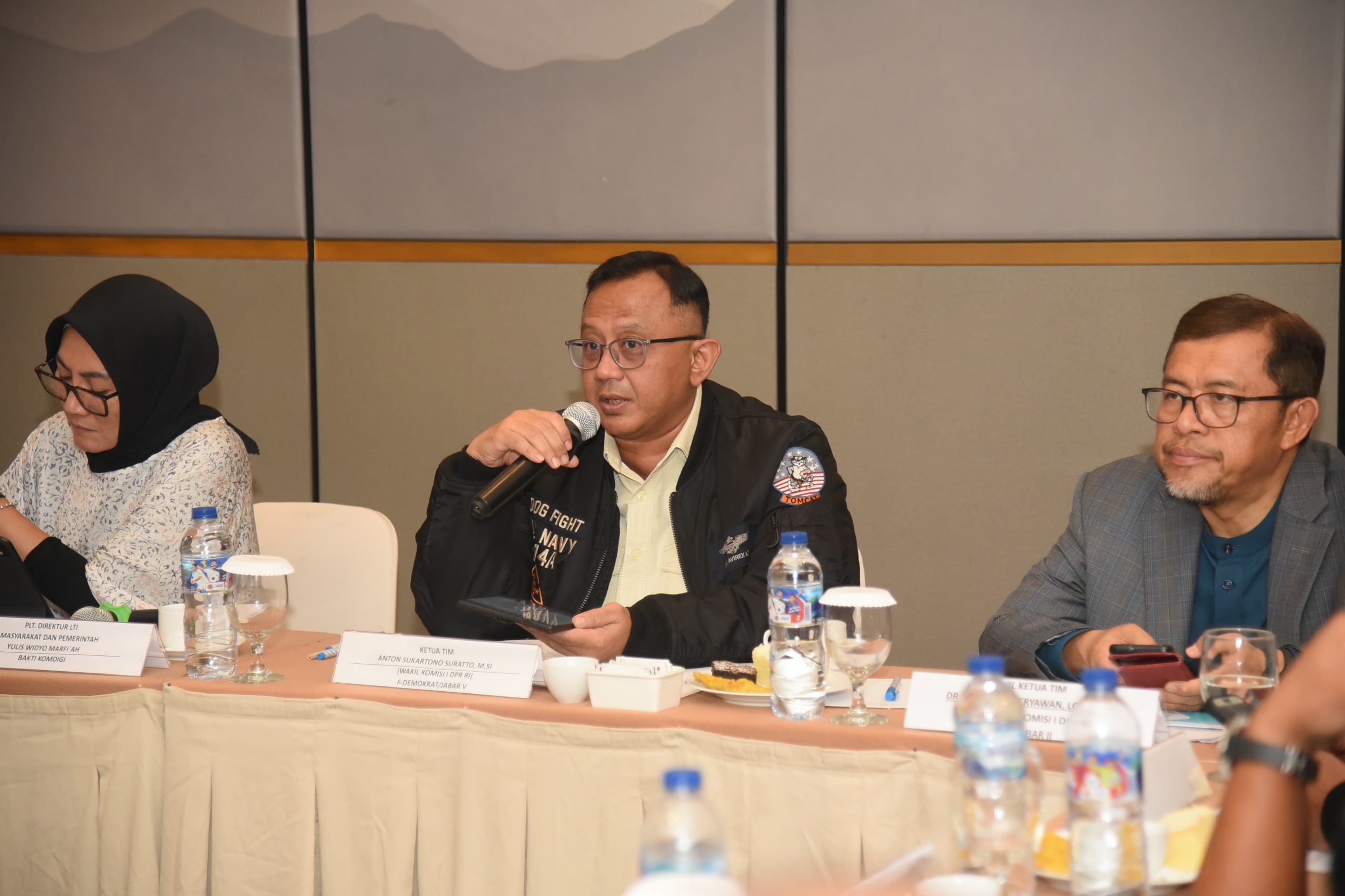 Wakil Ketua Komisi I DPR RI Anton Sukartono saat memimpin pertemuan Kunjungan Kerja Komisi I DPR RI dengan Bakti Komdigi beserta jajaran di Padang, Sumatera Barat, Jumat (2/5/2025). Foto: Arief/vel.